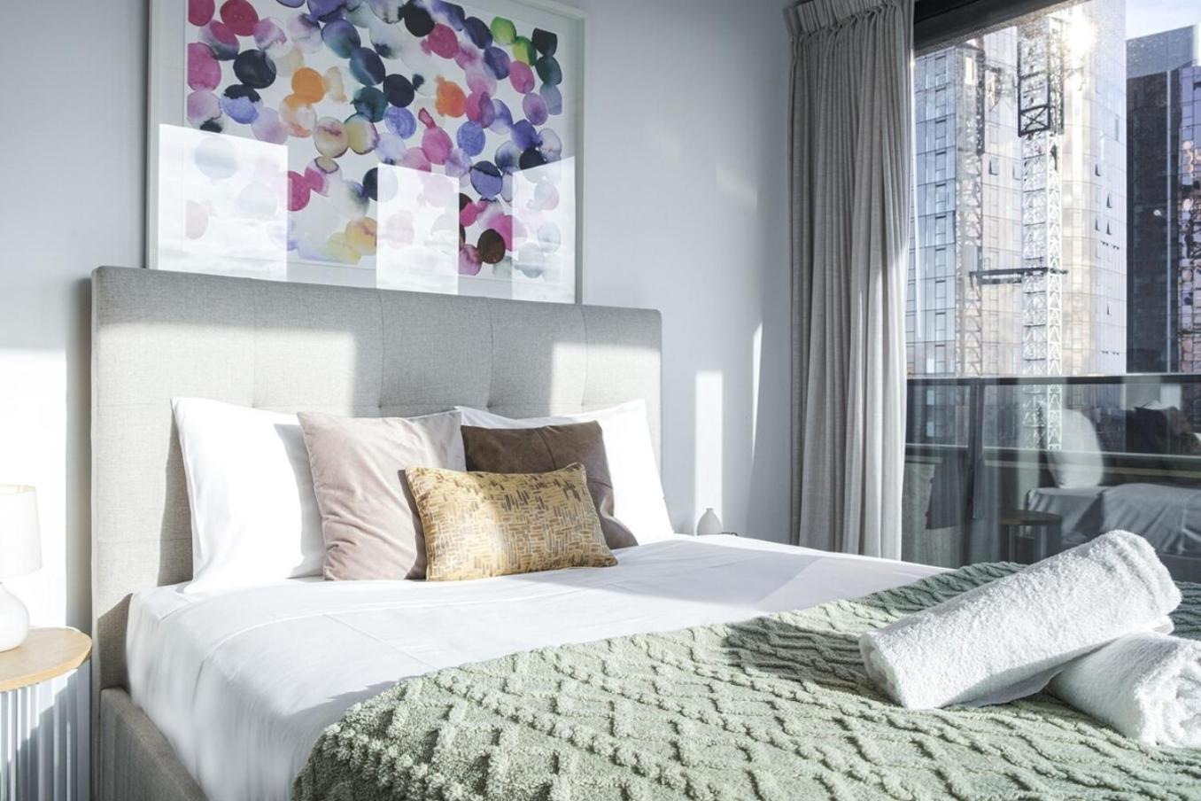 Luxury Living On Floors 3 Bedroom Melbournecbd Apartment