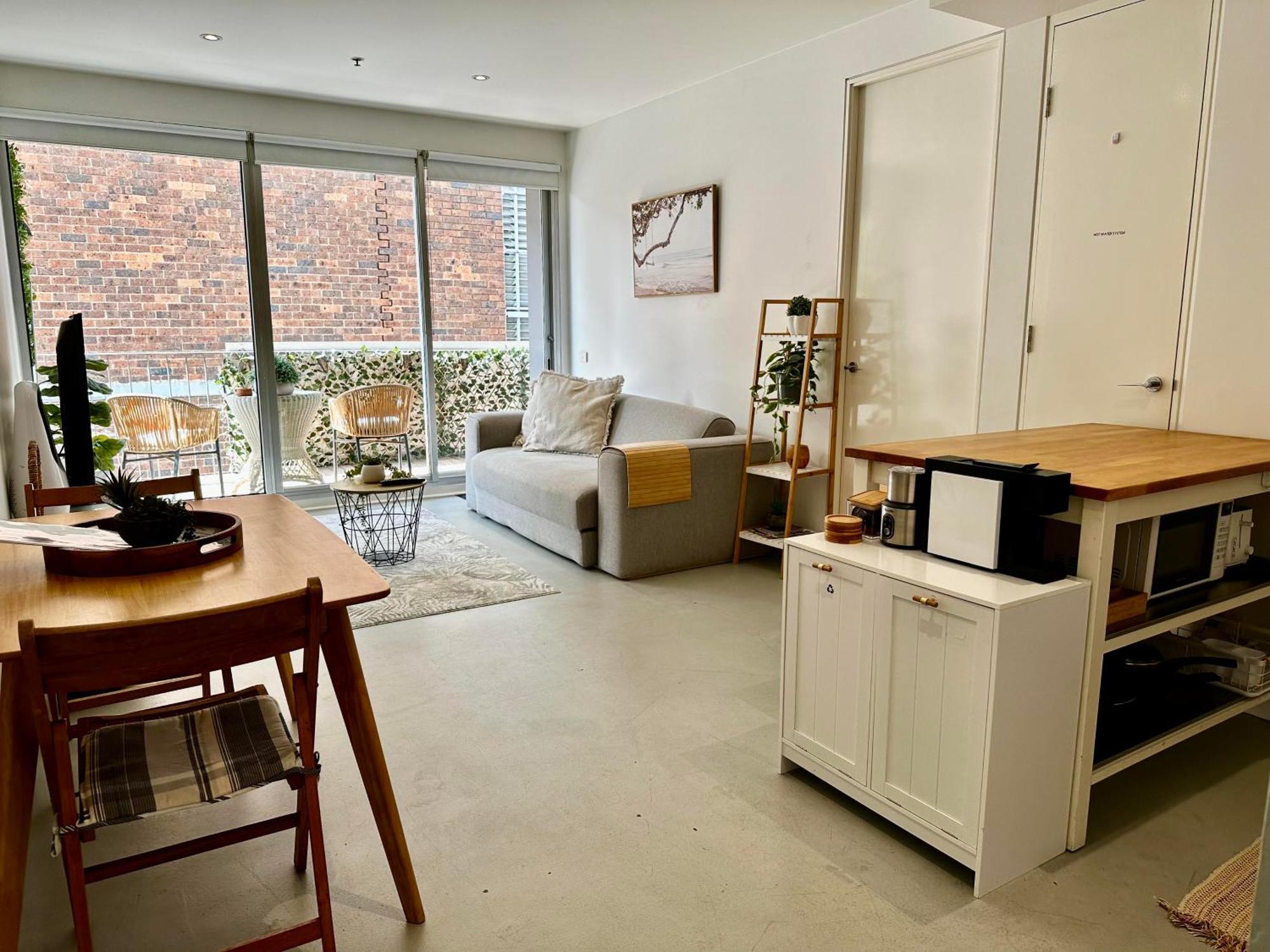 Cosy With Free Secure Car Park Apartment