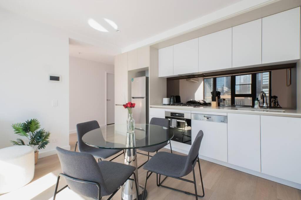 Apartment 62d Fully Equipped 2br Abnb Property, Perfect For A Local Experience In With Free Parking Melbourne