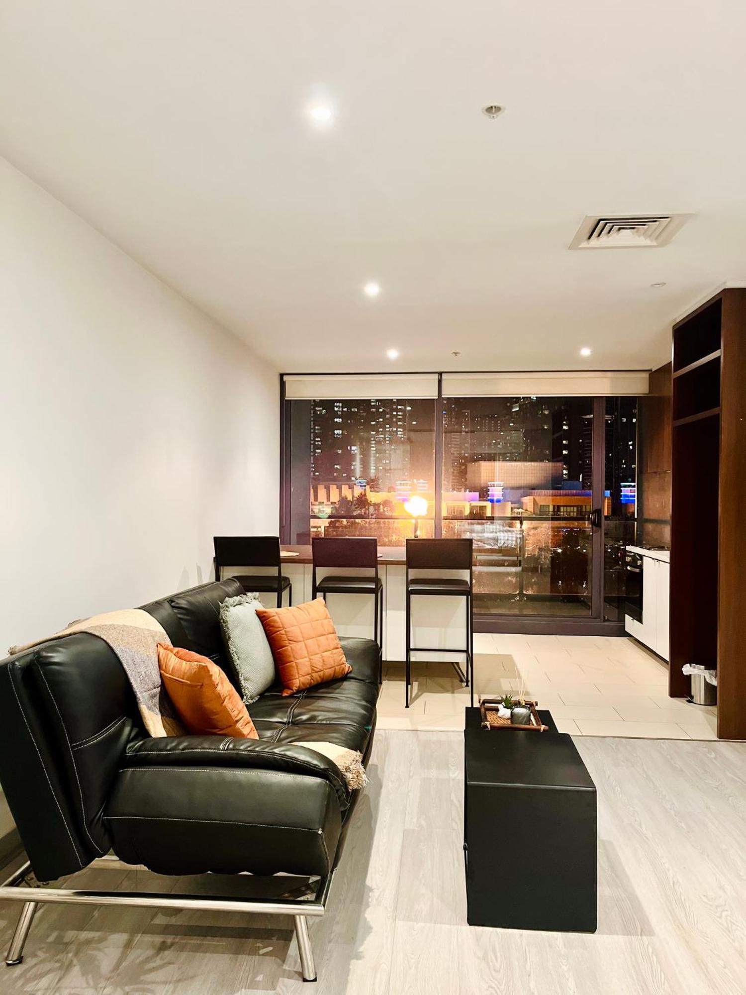 City Scape Along Yarra River Apartment Melbourne