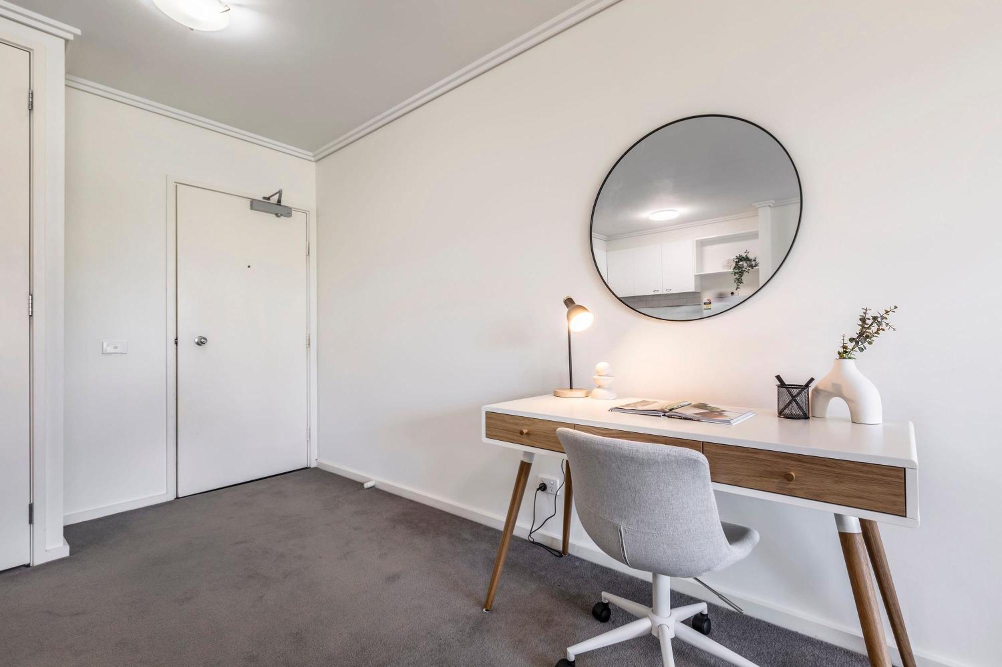3 Bedroom With Carpark Close To Park Apartment Melbourne