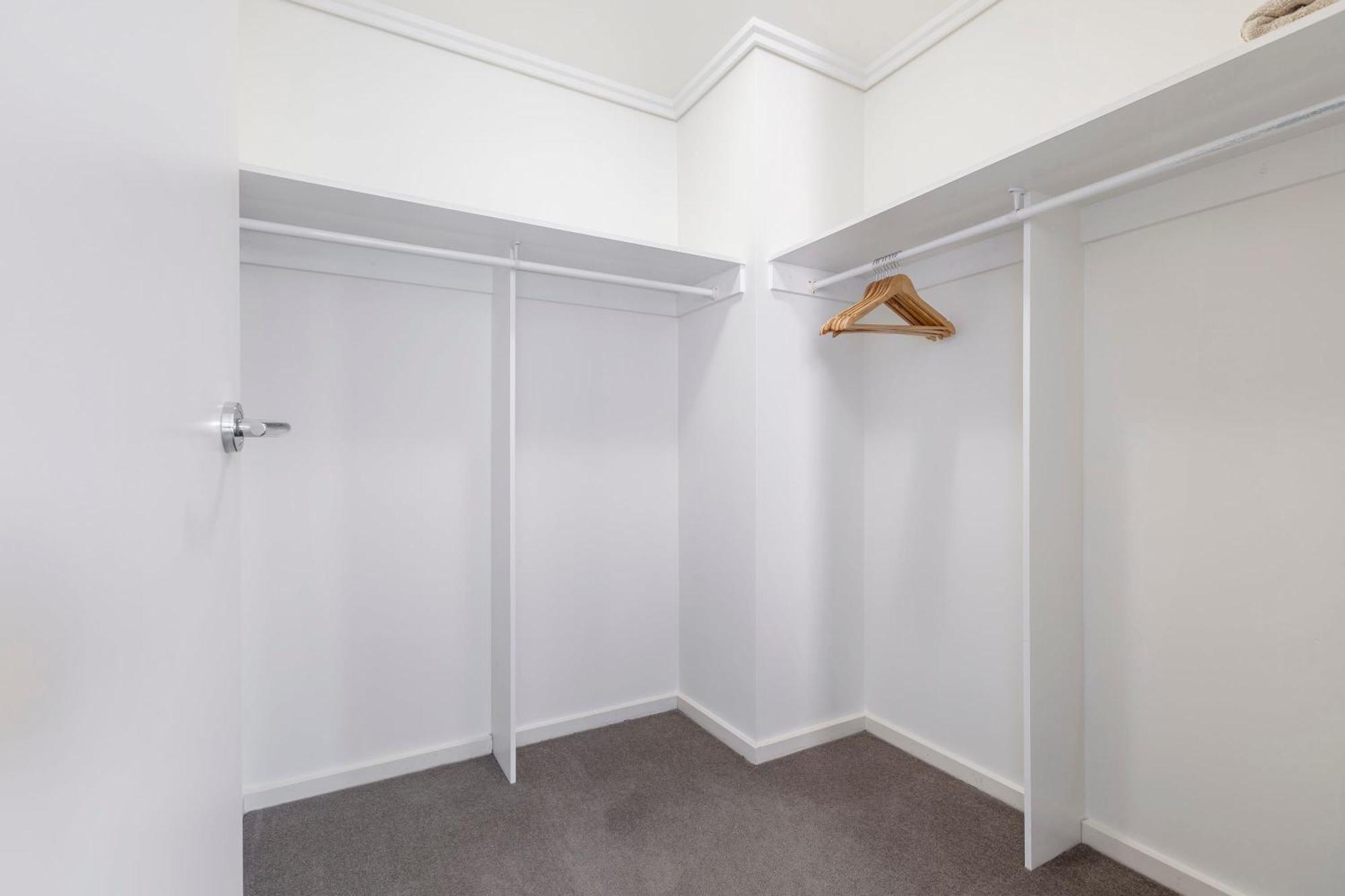 Apartment 3 Bedroom With Carpark Close To Park *