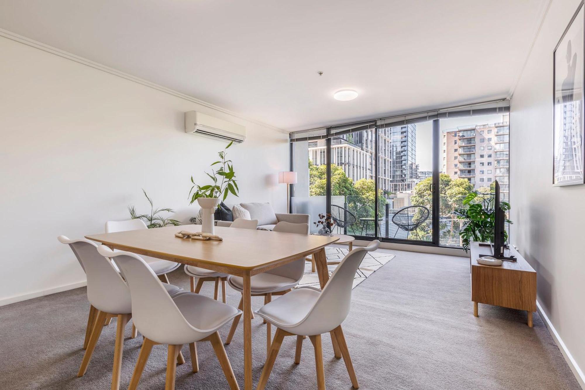 3 Bedroom With Carpark Close To Park * Melbourne