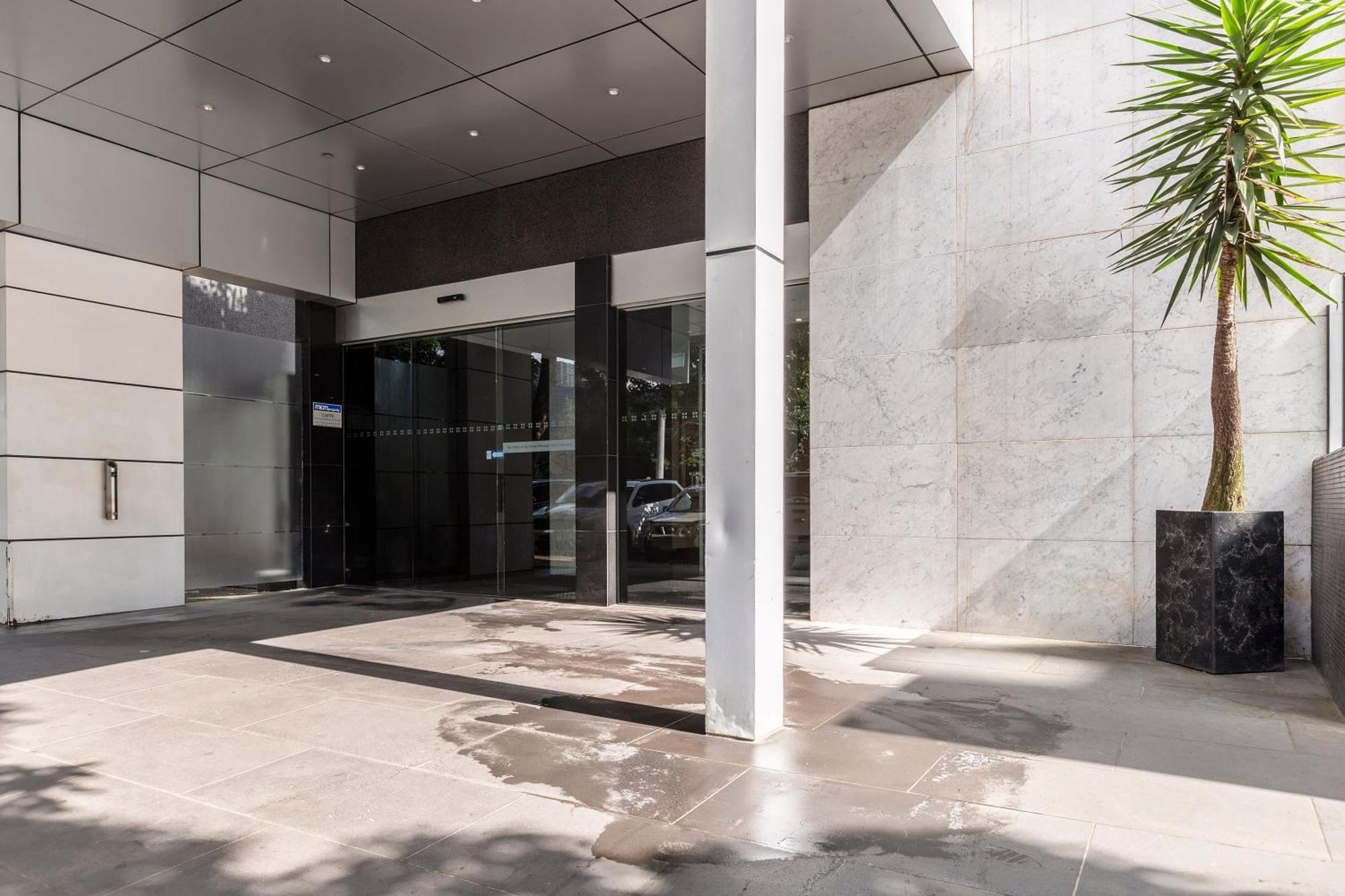 3 Bedroom With Carpark Close To Park Apartment *
