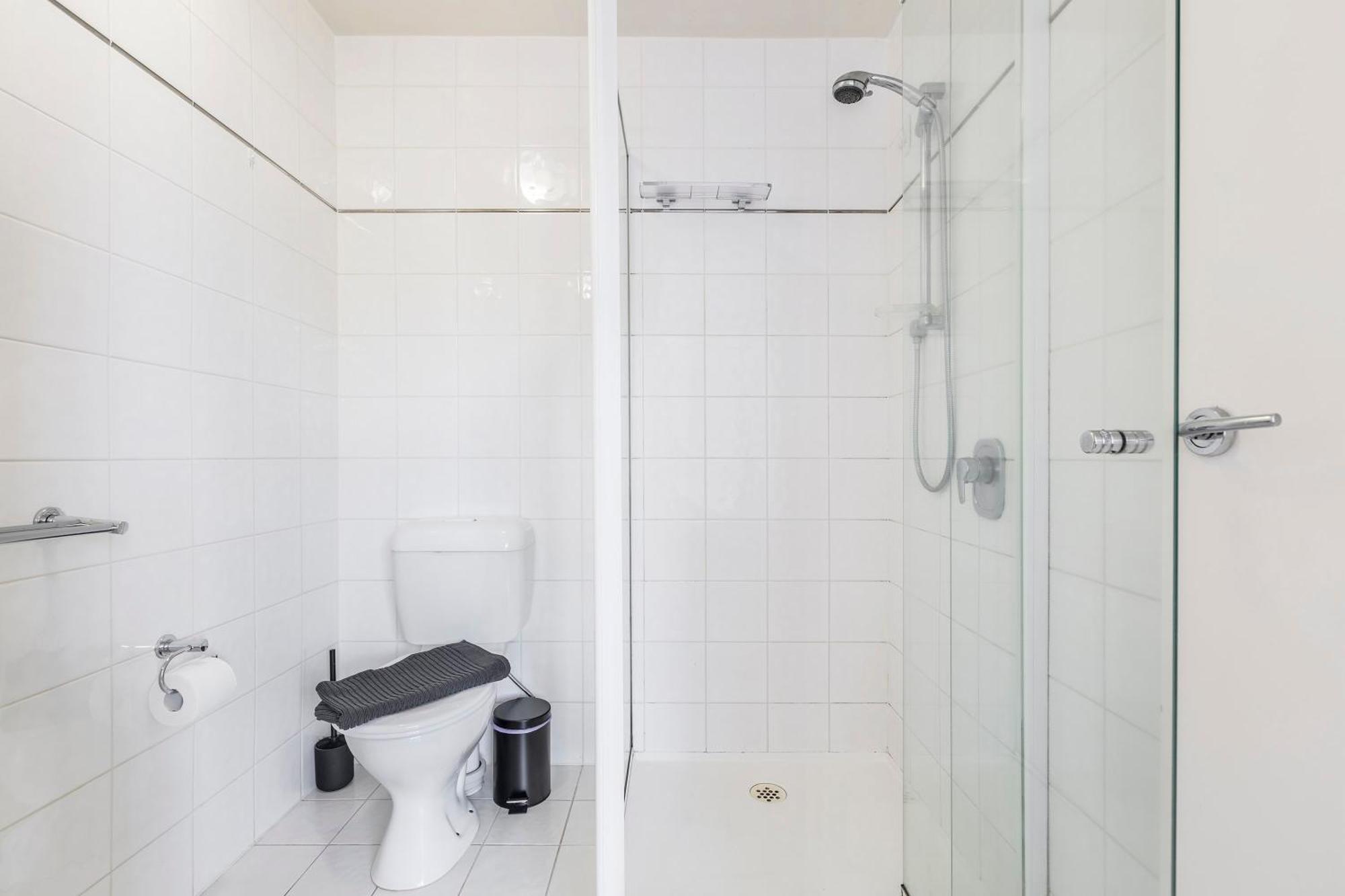 Apartment 3 Bedroom With Carpark Close To Park *