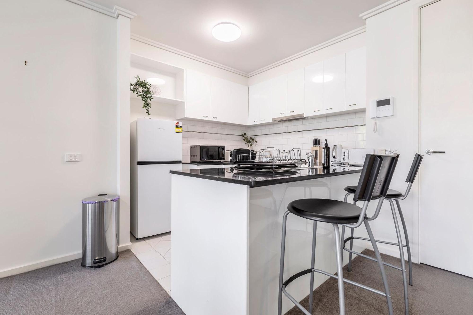3 Bedroom With Carpark Close To Park Apartment Melbourne