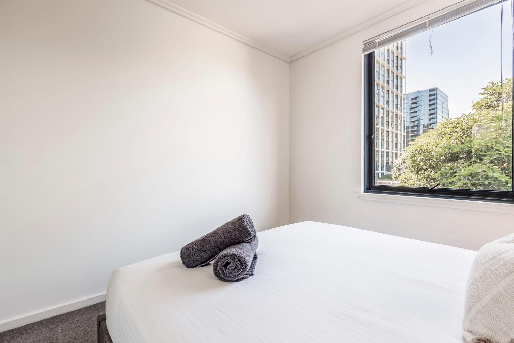3 Bedroom With Carpark Close To Park Apartment *