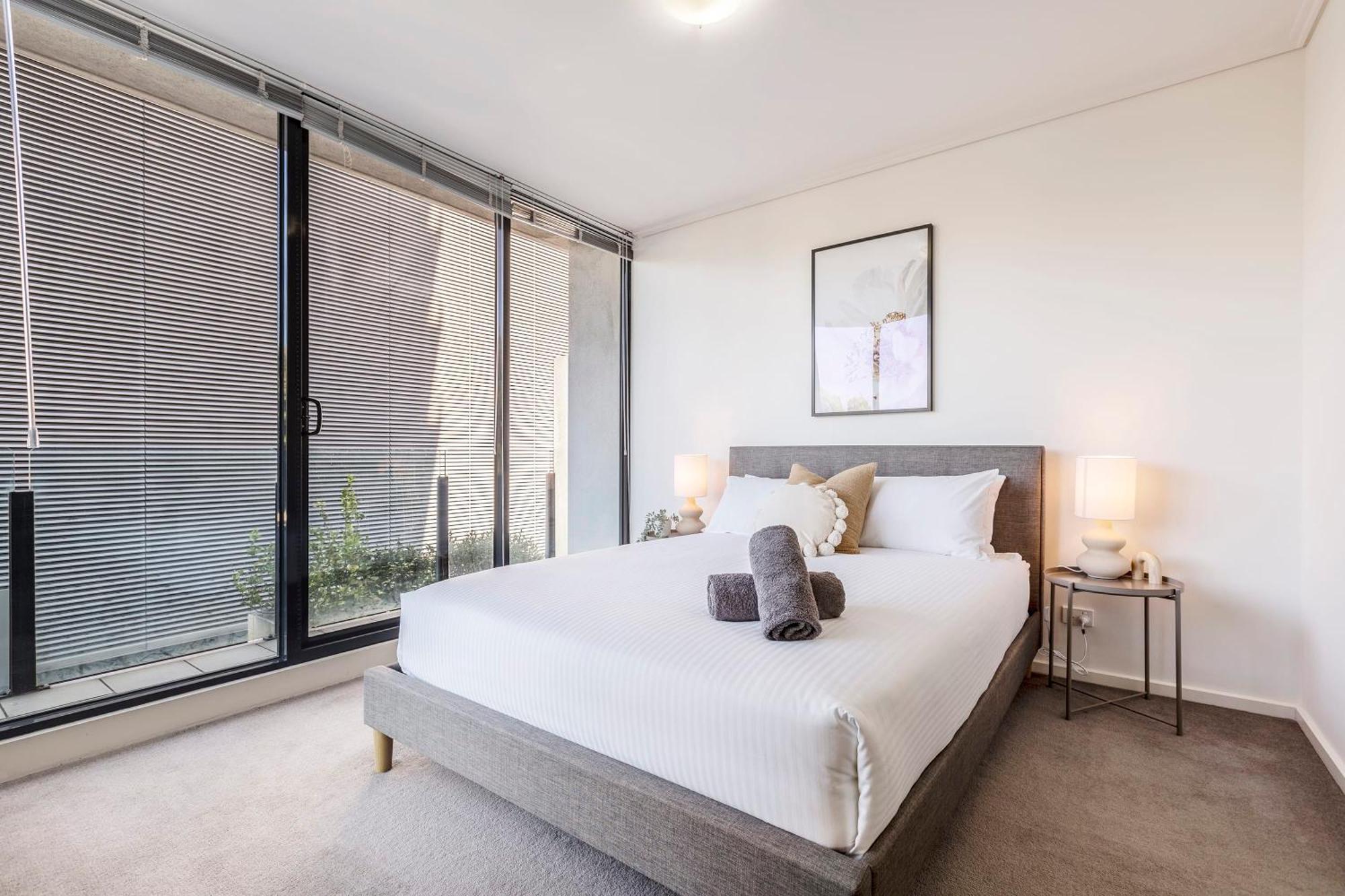 3 Bedroom With Carpark Close To Park Apartment Melbourne