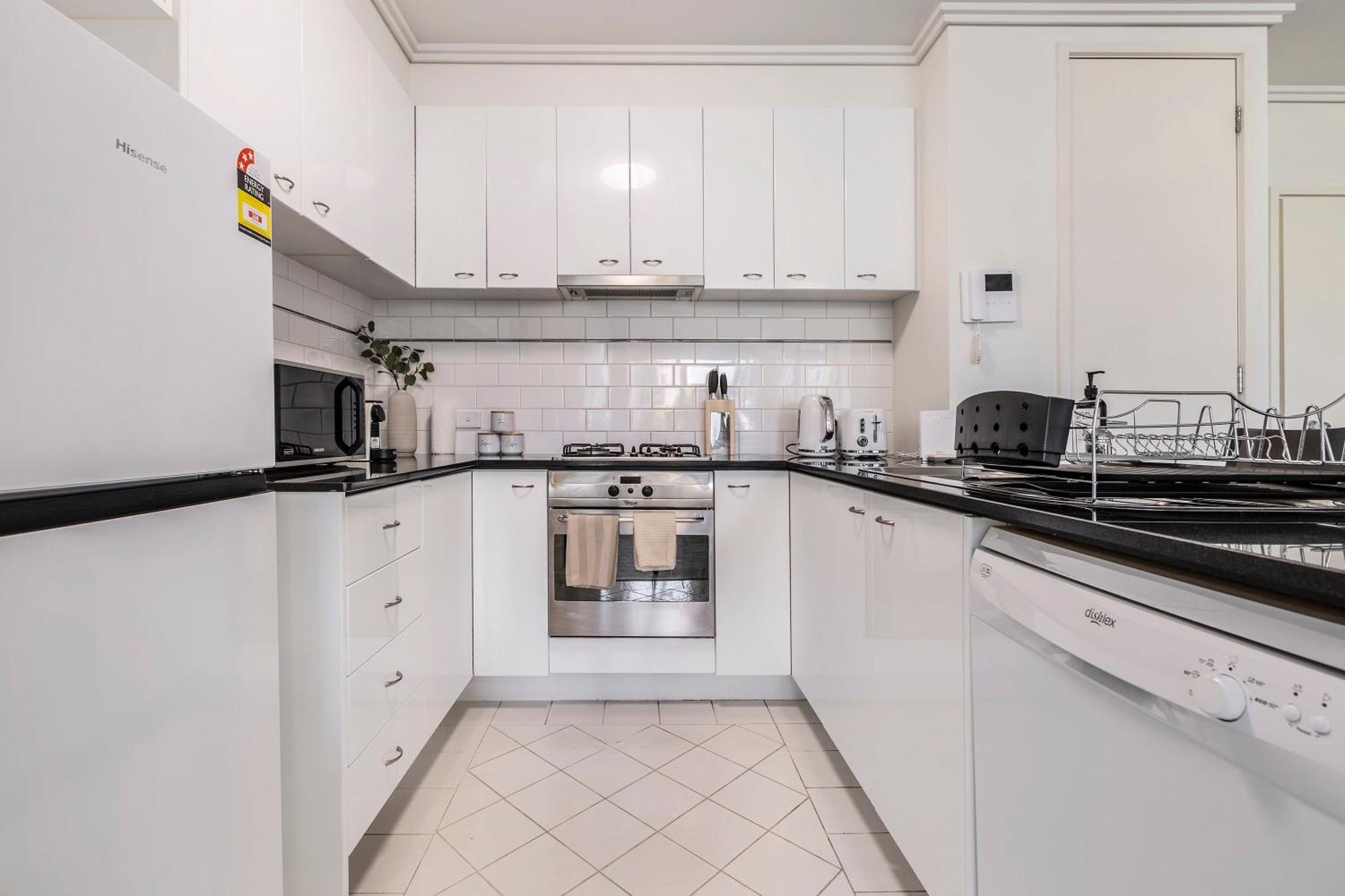 3 Bedroom With Carpark Close To Park * Melbourne