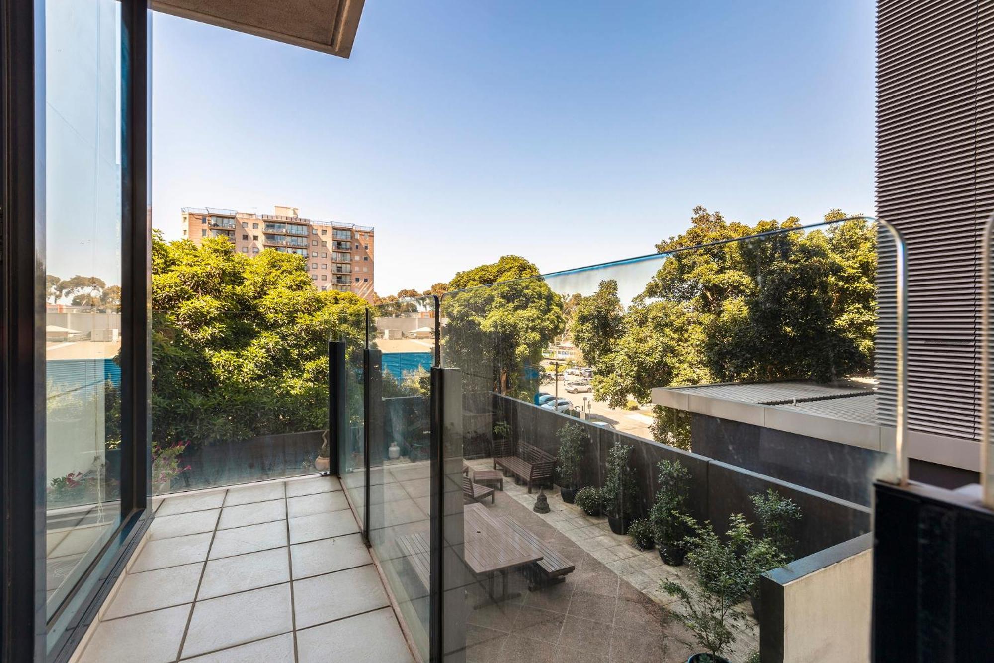 Apartment 3 Bedroom With Carpark Close To Park Melbourne
