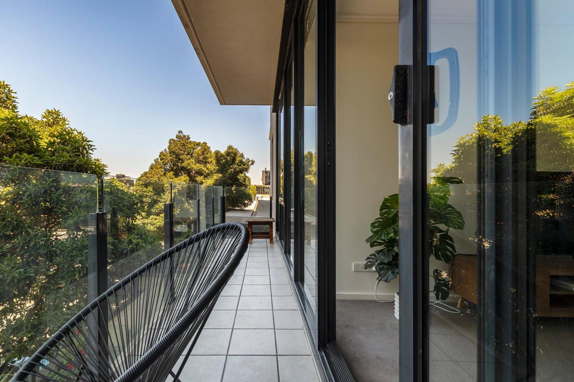 Apartment 3 Bedroom With Carpark Close To Park *