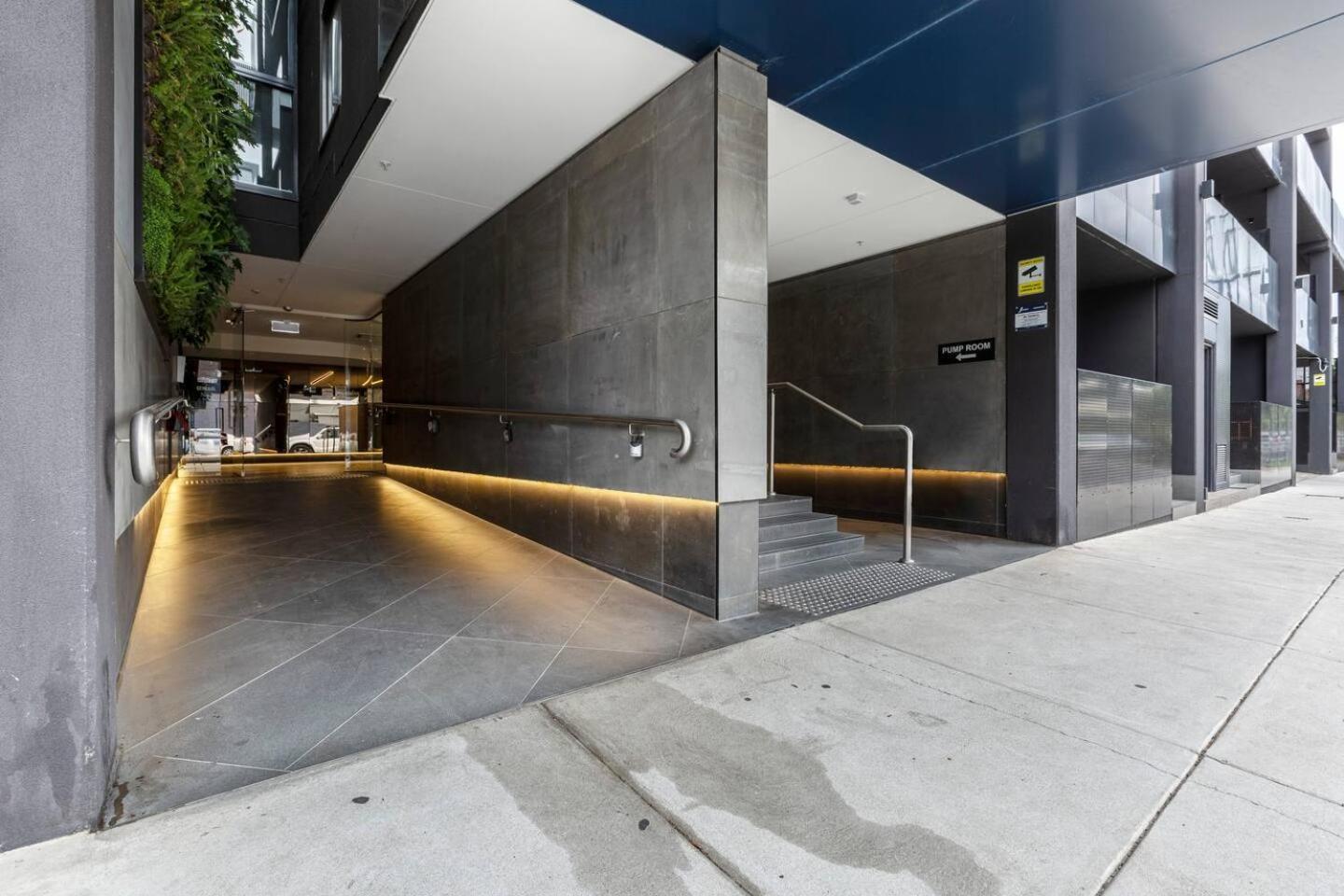 Hip Off High Street - A Vibrant Balcony Escape * Melbourne