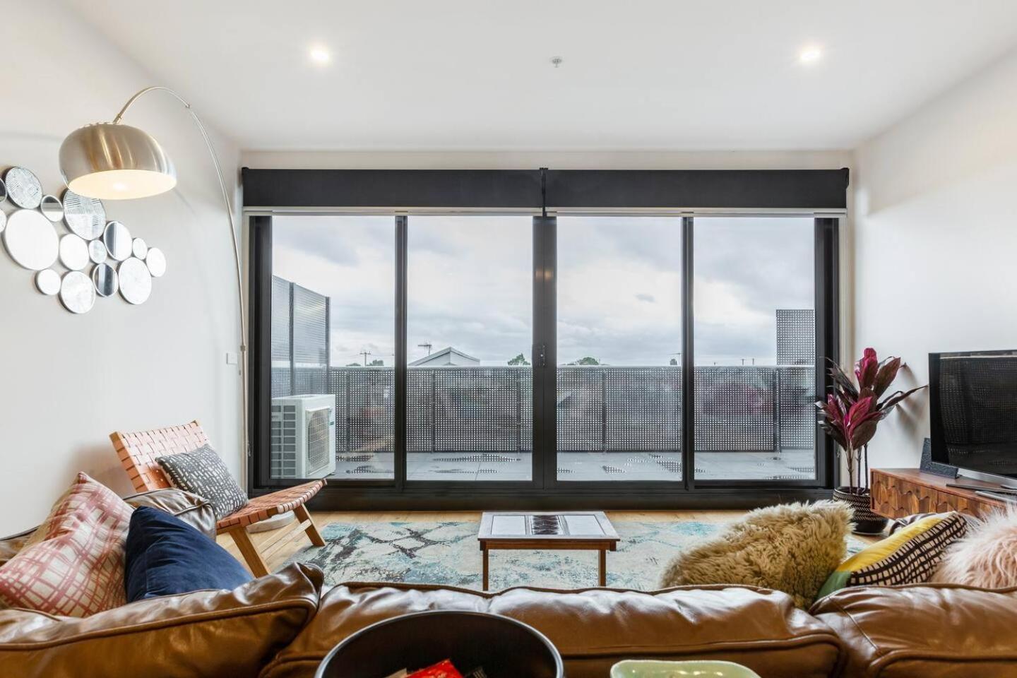 Hip Off High Street - A Vibrant Balcony Escape * Melbourne