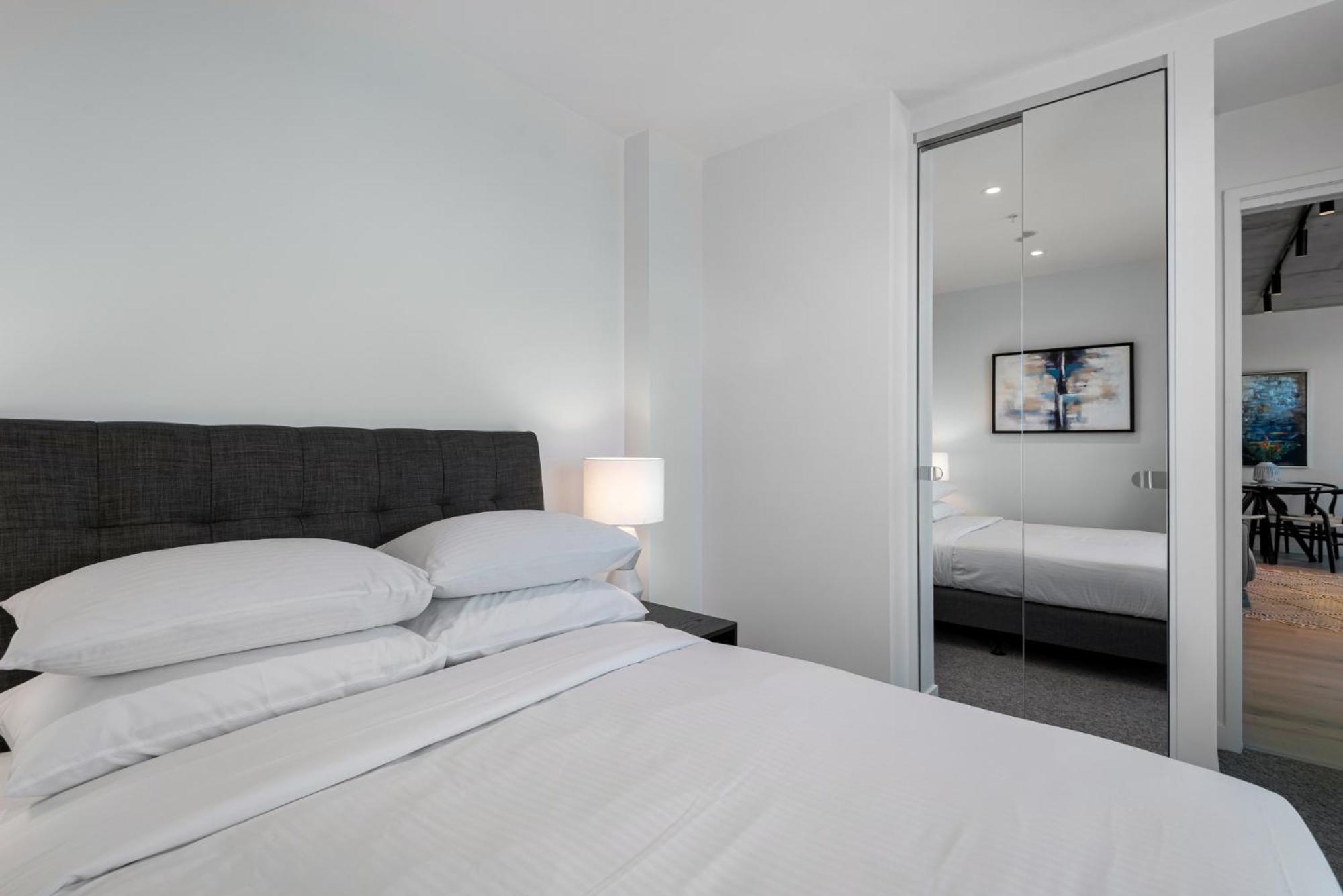 Chic High Rise 2-bed With Incredible Skyline Views Apartment *