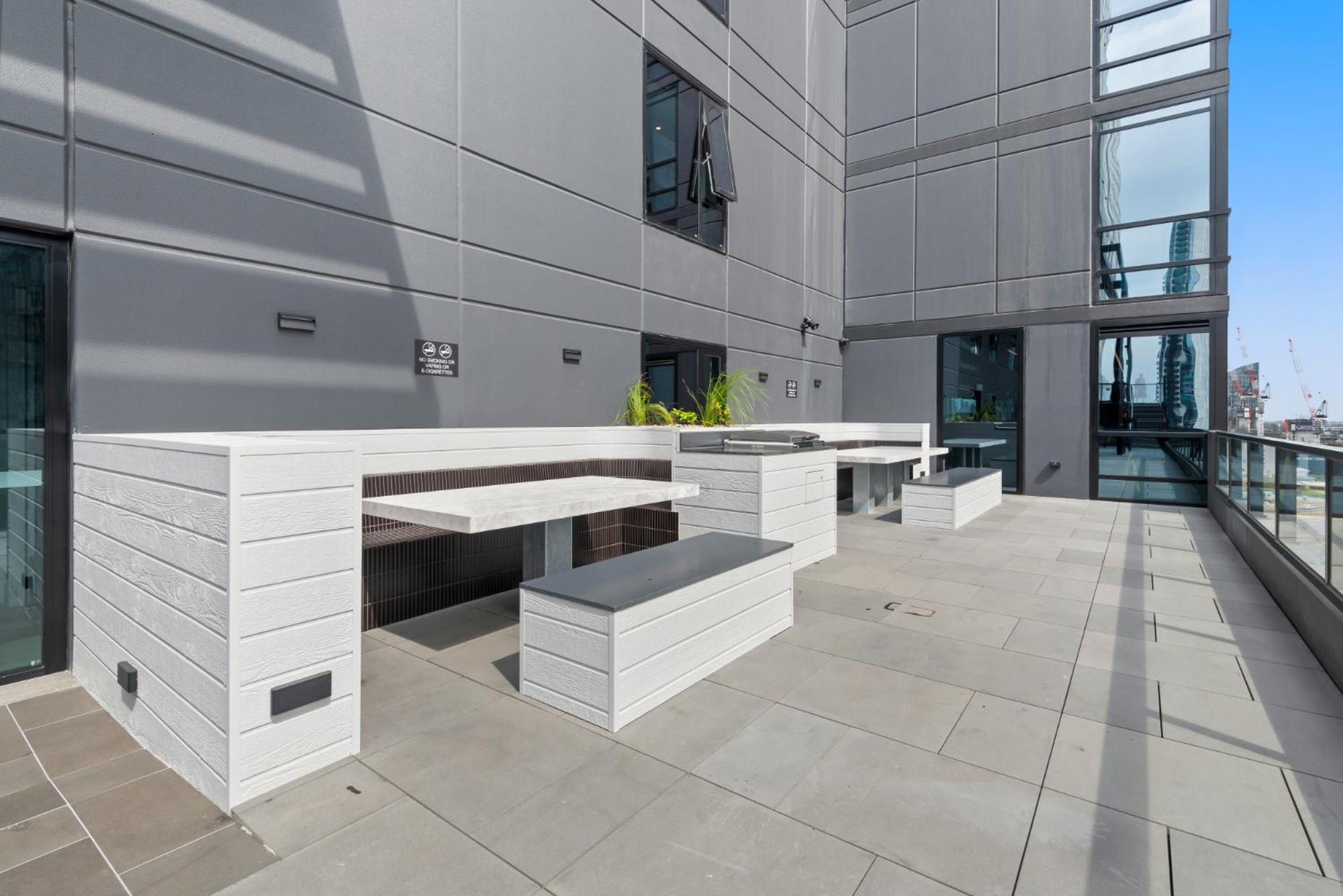 Apartment Chic High Rise 2-bed With Incredible Skyline Views