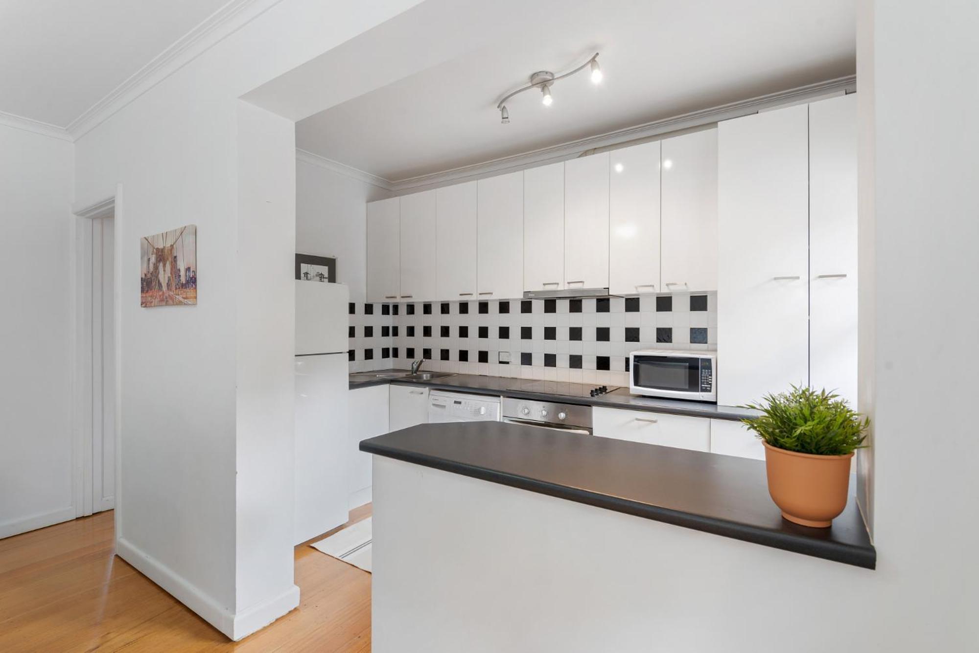 Comfy One-bedroom Unit Between And Airport Apartamento *