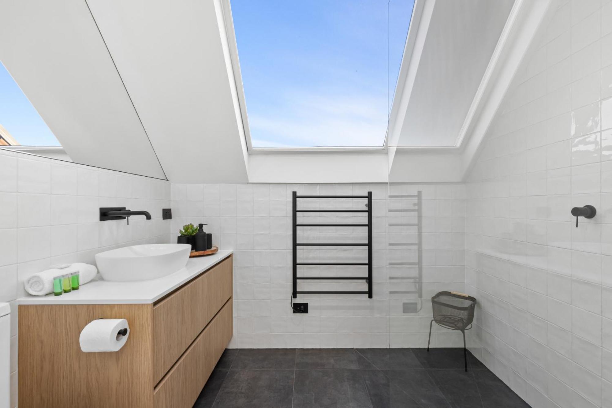 Elegant & Stylish By The Botanical Gardens Apartment