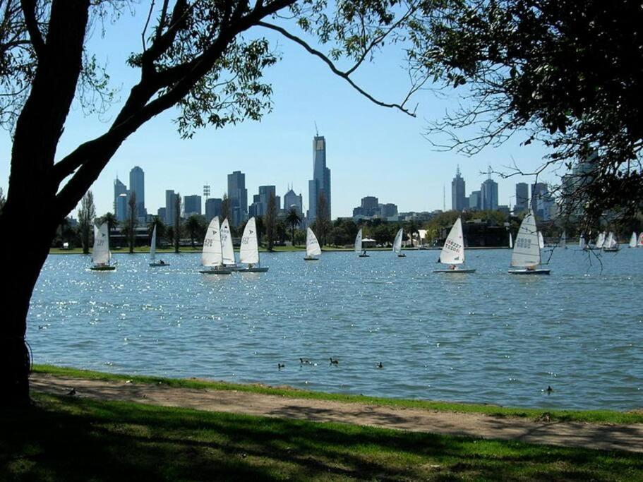 Sensational St Kilda At Sunset Tower Apartment Melbourne