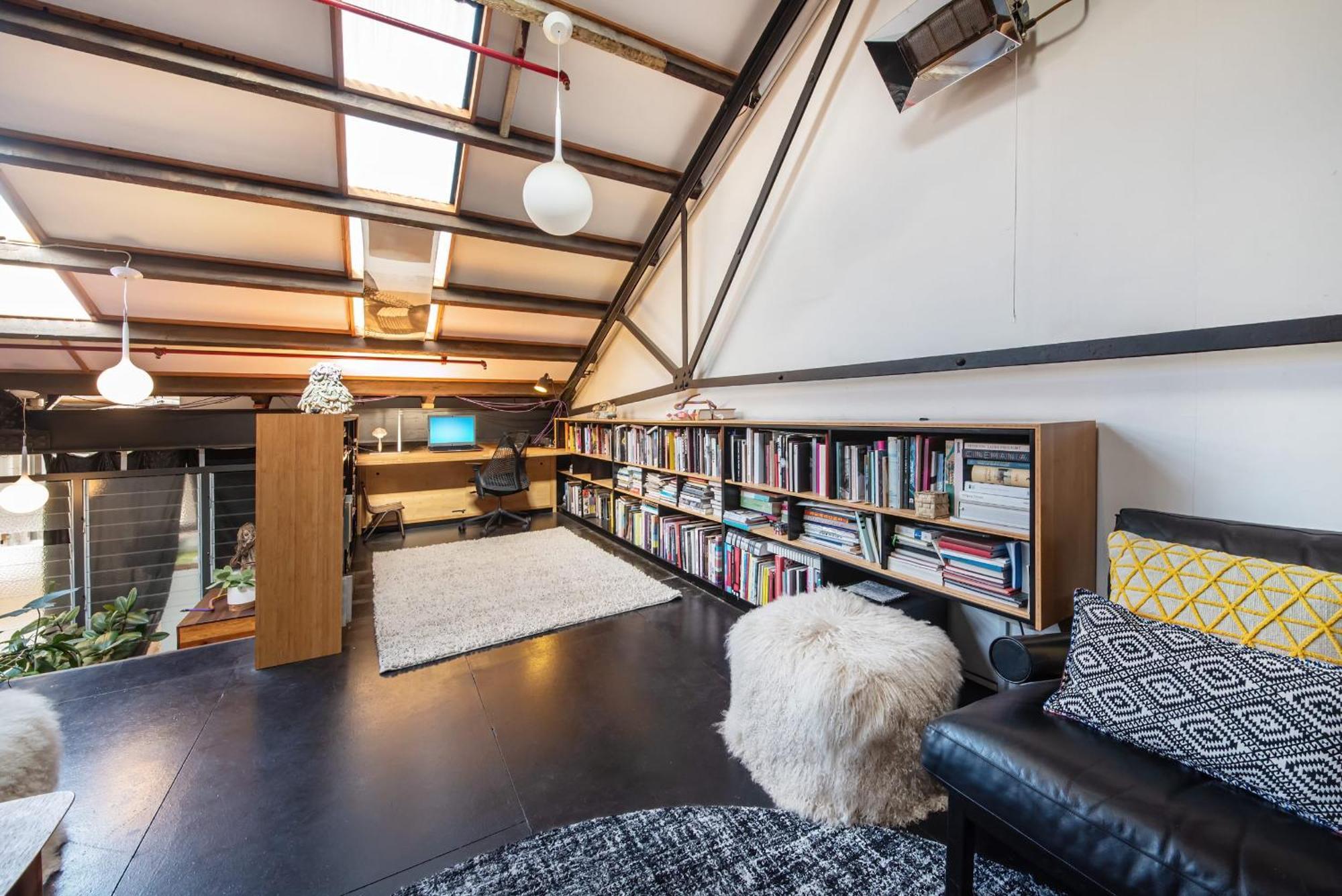 Spacious Warehouse Conversion 2 Bdrms & Parking