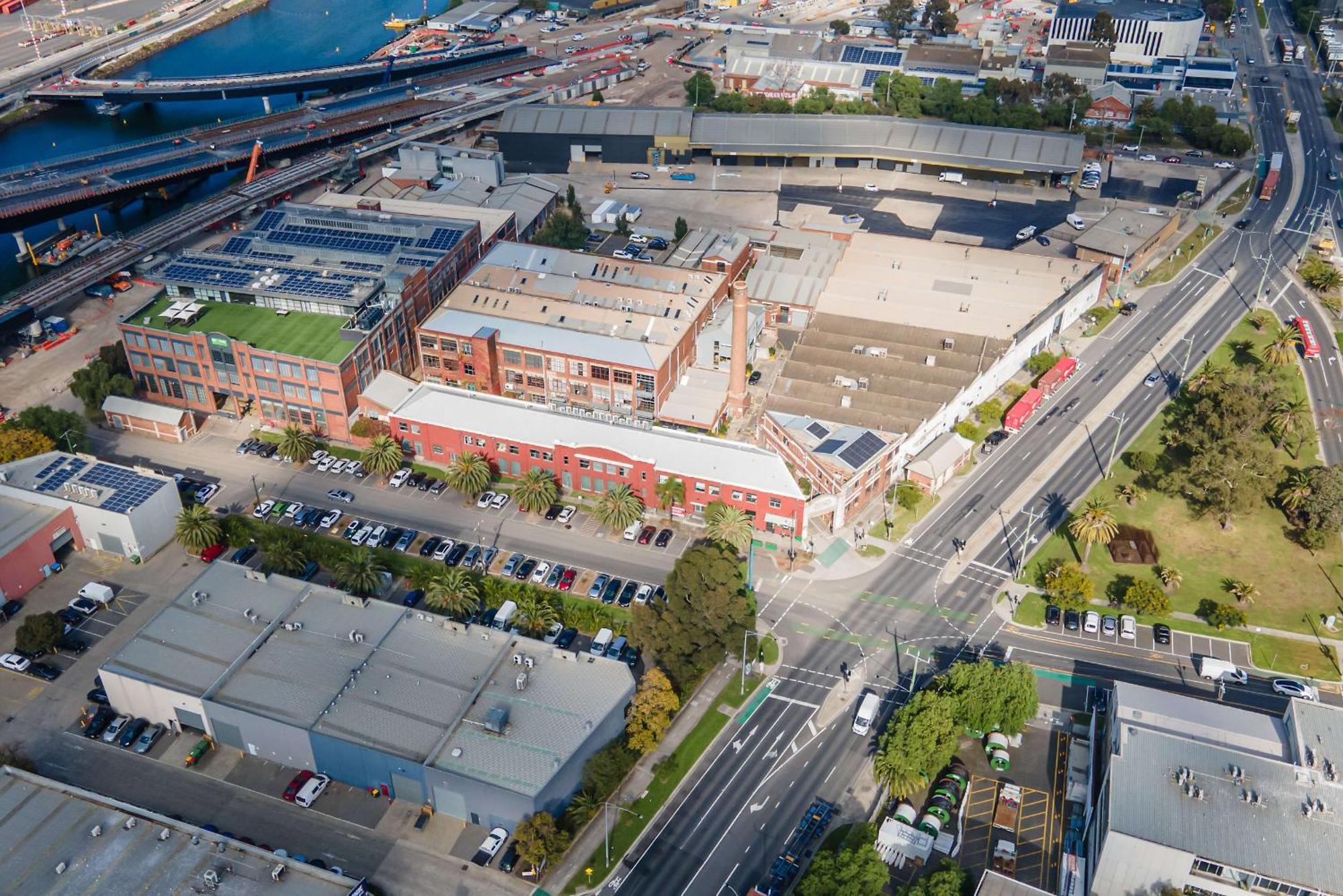 Spacious Warehouse Conversion 2 Bdrms & Parking Melbourne