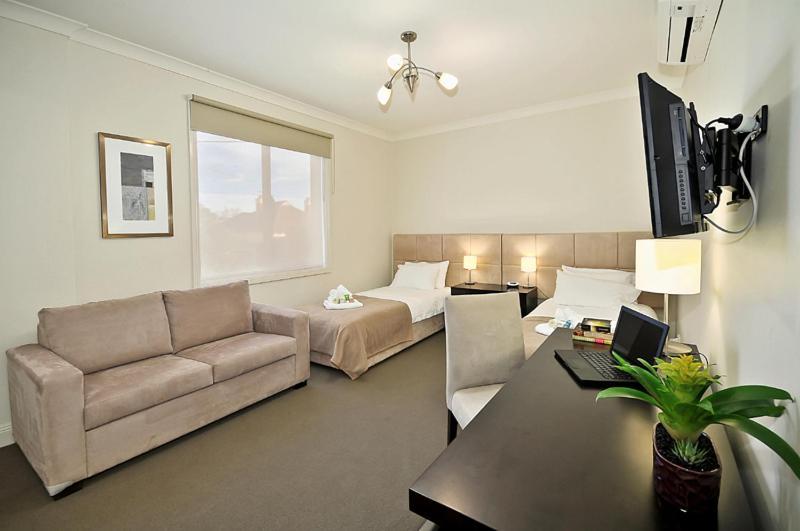 6b - Executive In Large In Brunswick *
