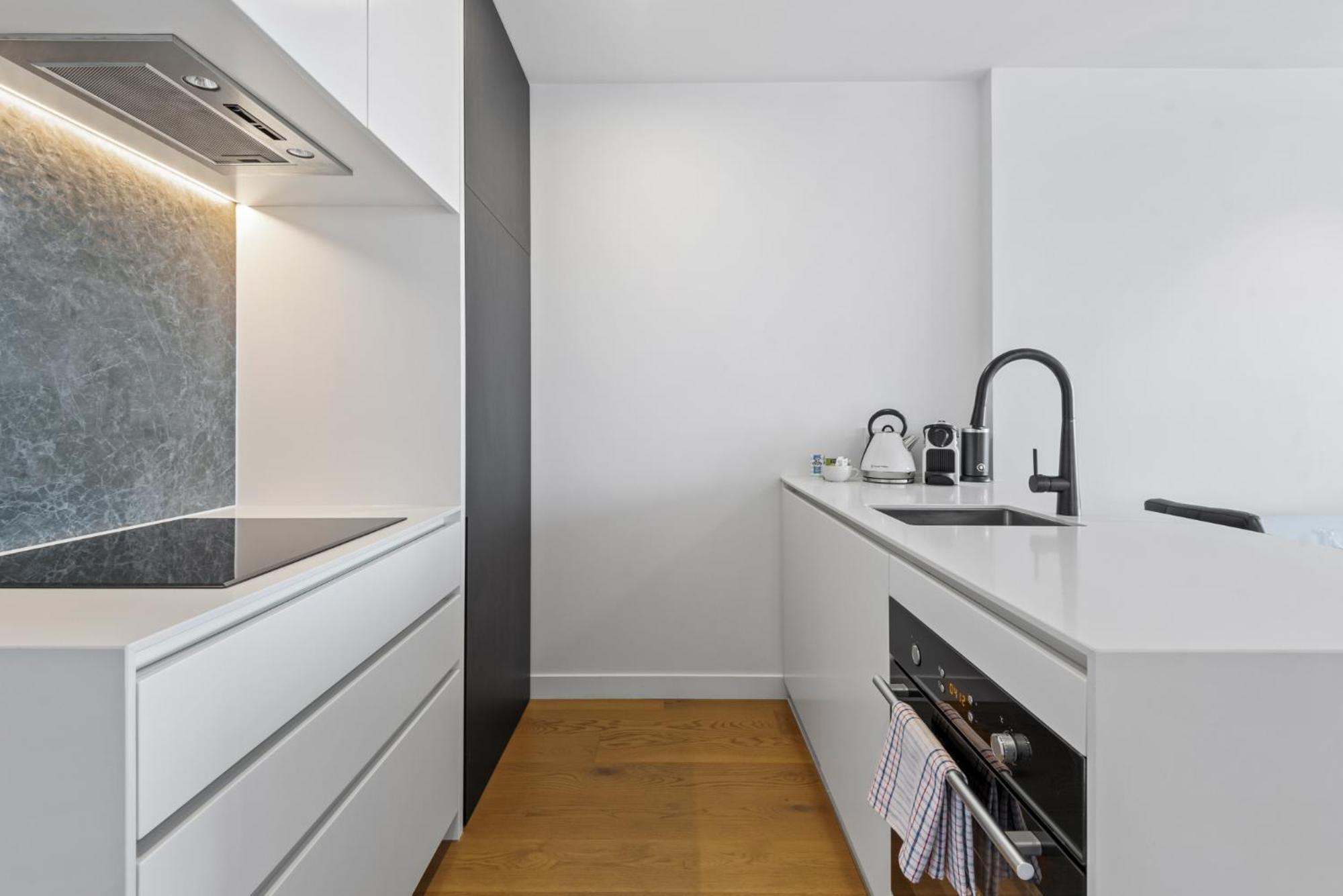 1-bed Pad With Modern Amenities, Pool & Gym Apartment Melbourne