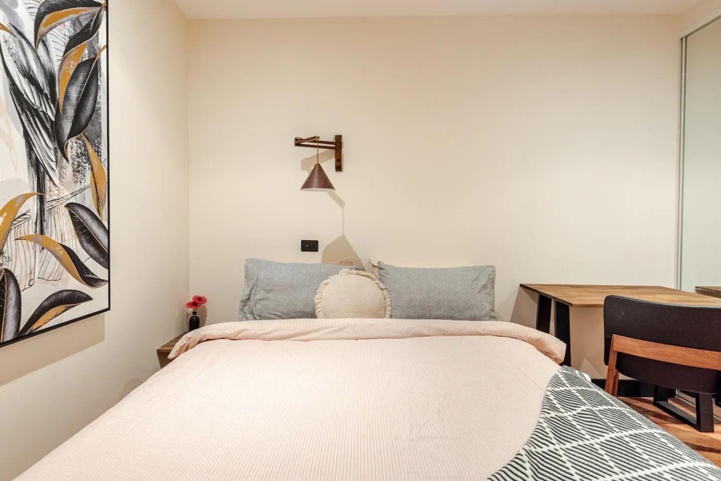 Riverside Cbd Apartment