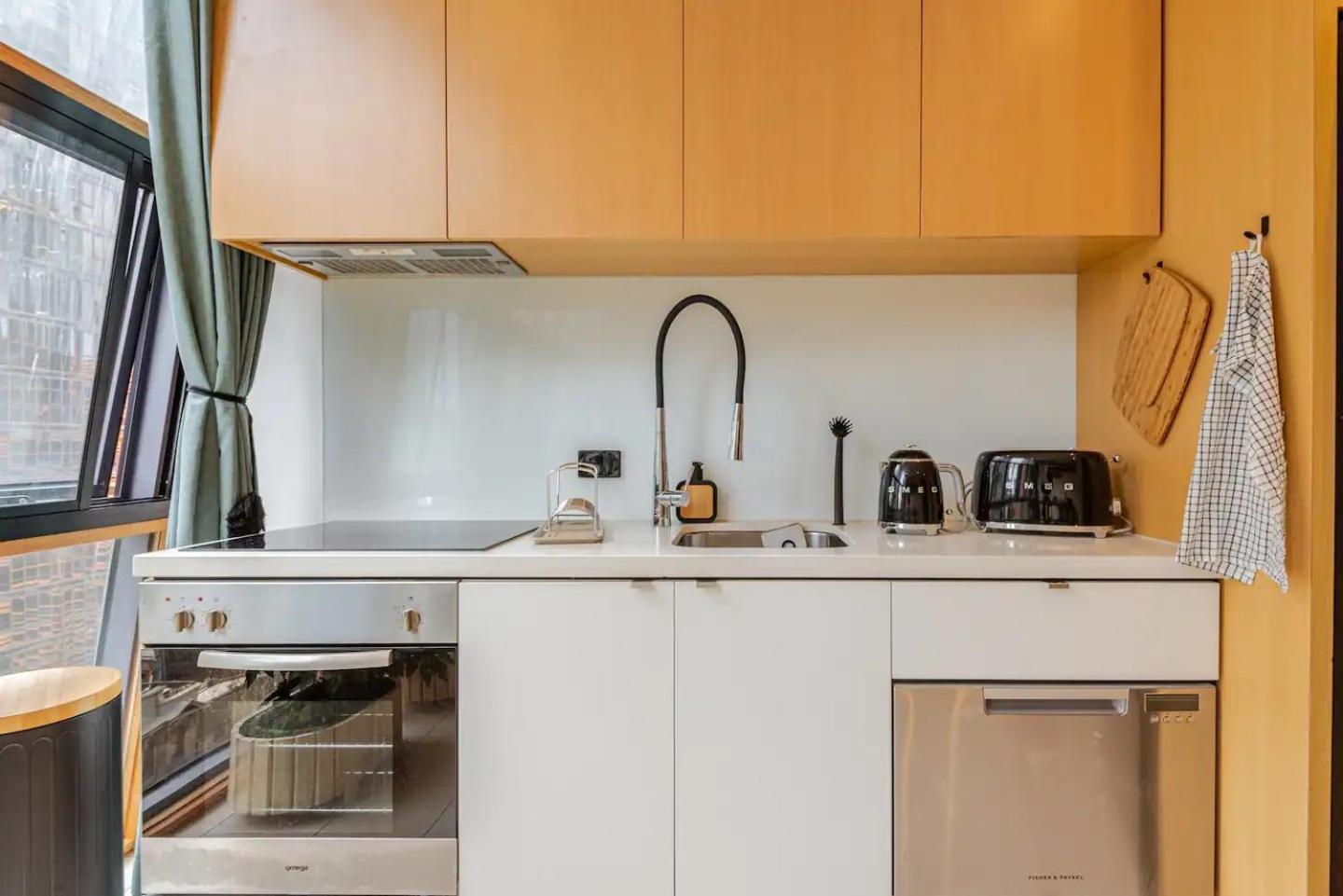 Riverside Cbd Apartment