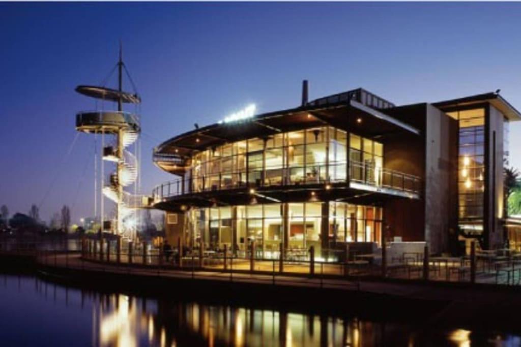 Howes This, A Huge, 1st Class, Dress Circle Holiday home *
