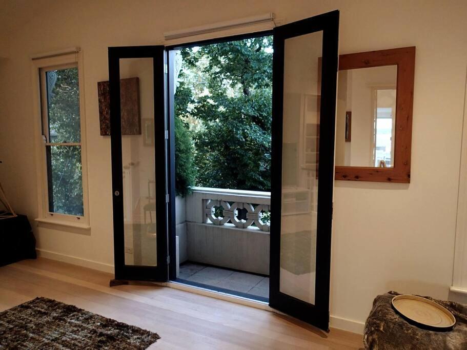Howes This, A Huge, 1st Class, Dress Circle Holiday home Melbourne