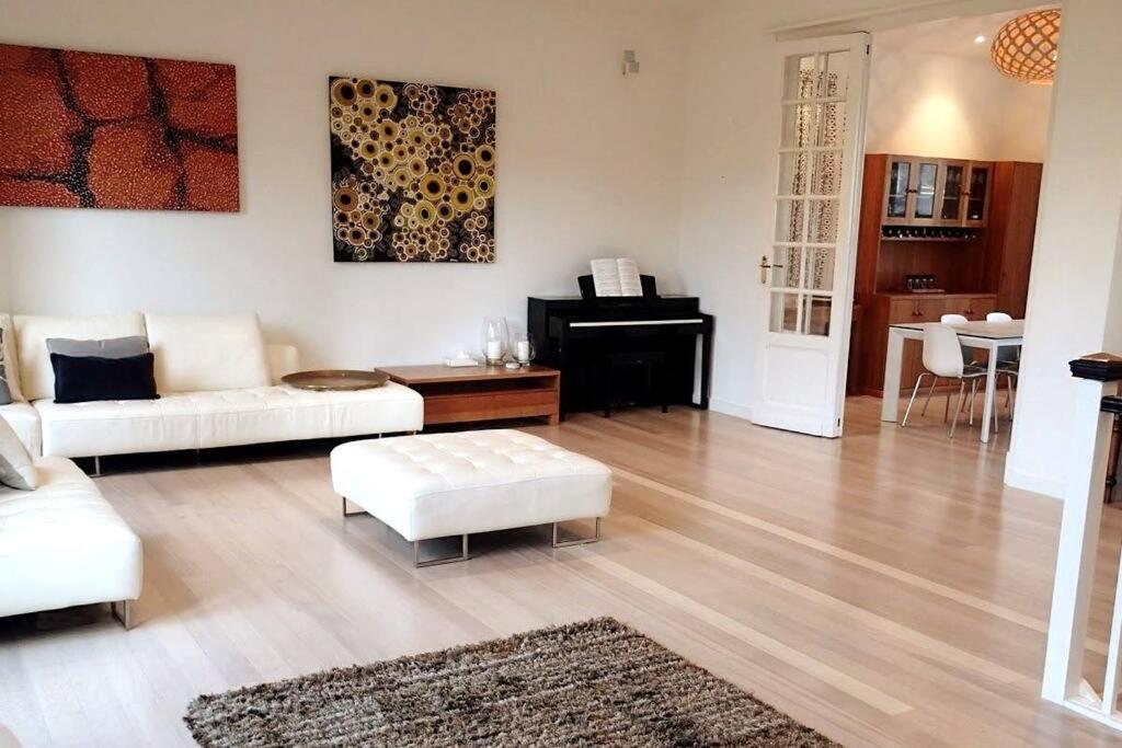 Howes This, A Huge, 1st Class, Dress Circle Holiday home Melbourne