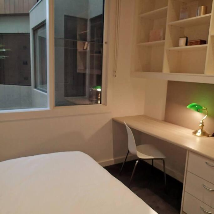 Howes This, A Huge, 1st Class, Dress Circle Holiday home Melbourne
