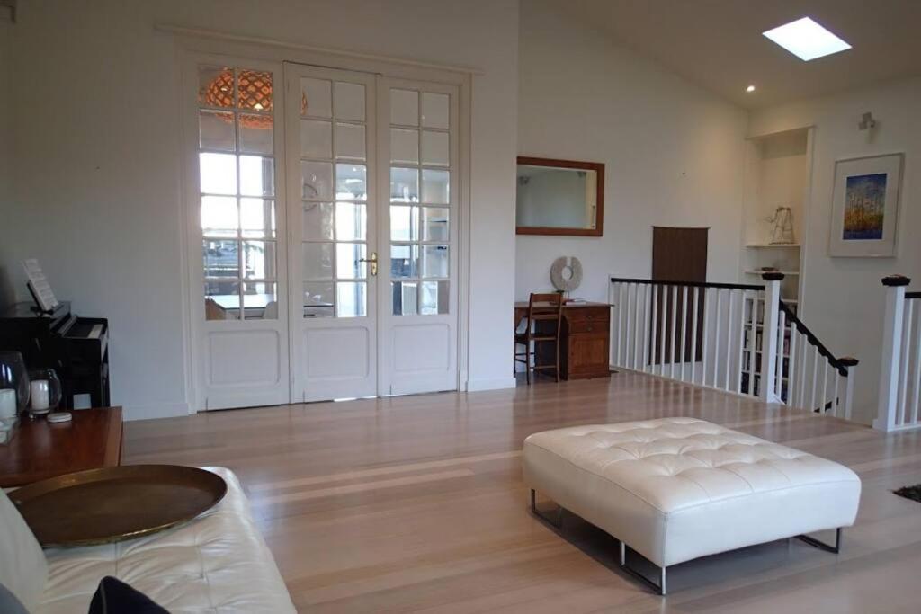 Howes This, A Huge, 1st Class, Dress Circle Holiday home Melbourne