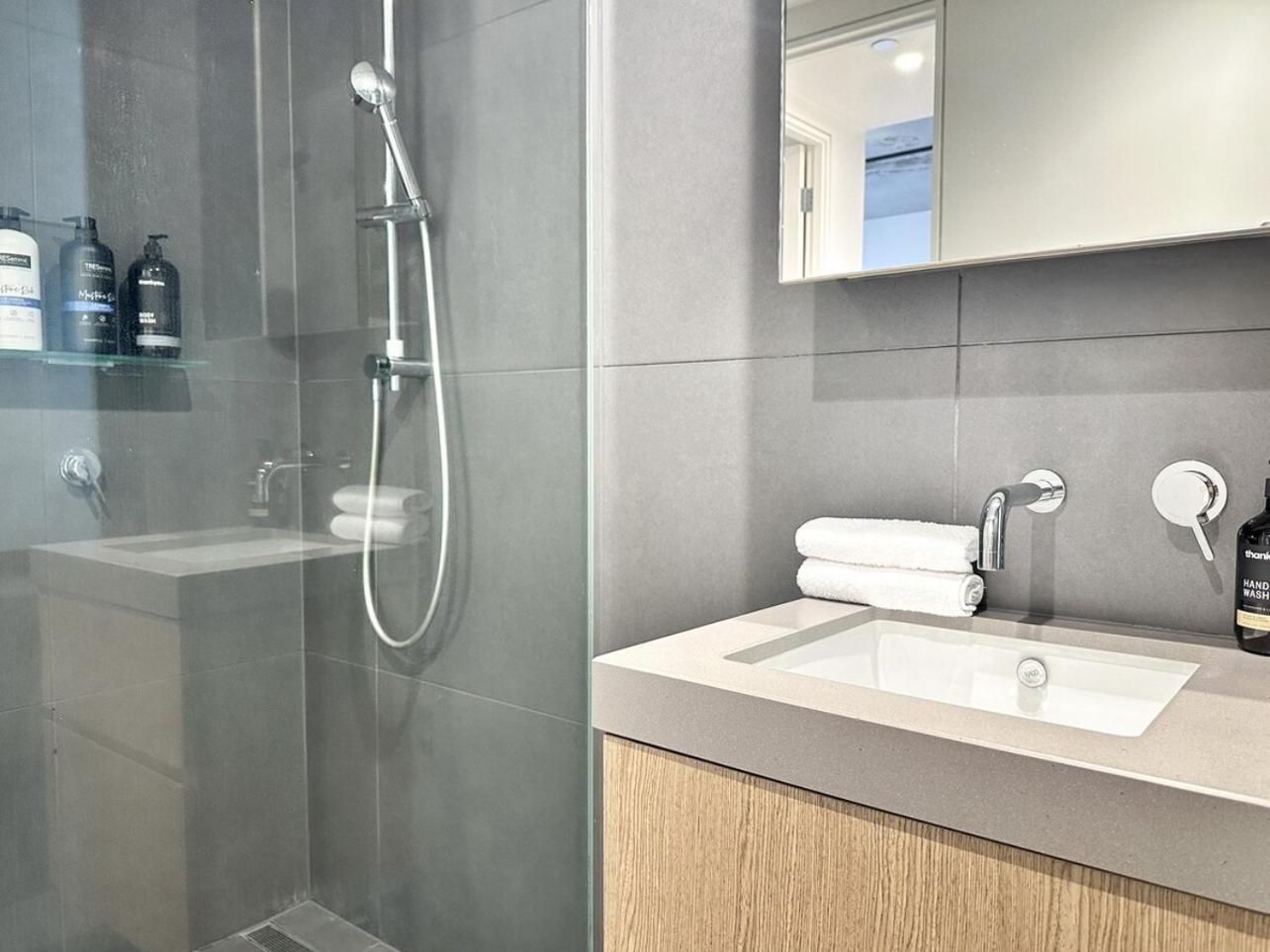 Stunning Courtyard 2br1ba North Melbourneparking Apartment