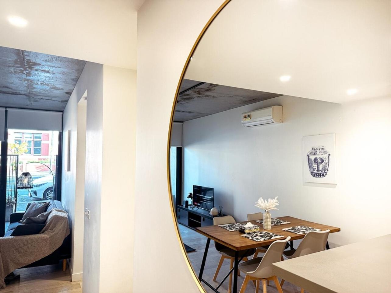 Stunning Courtyard 2br1ba North Melbourneparking Apartment