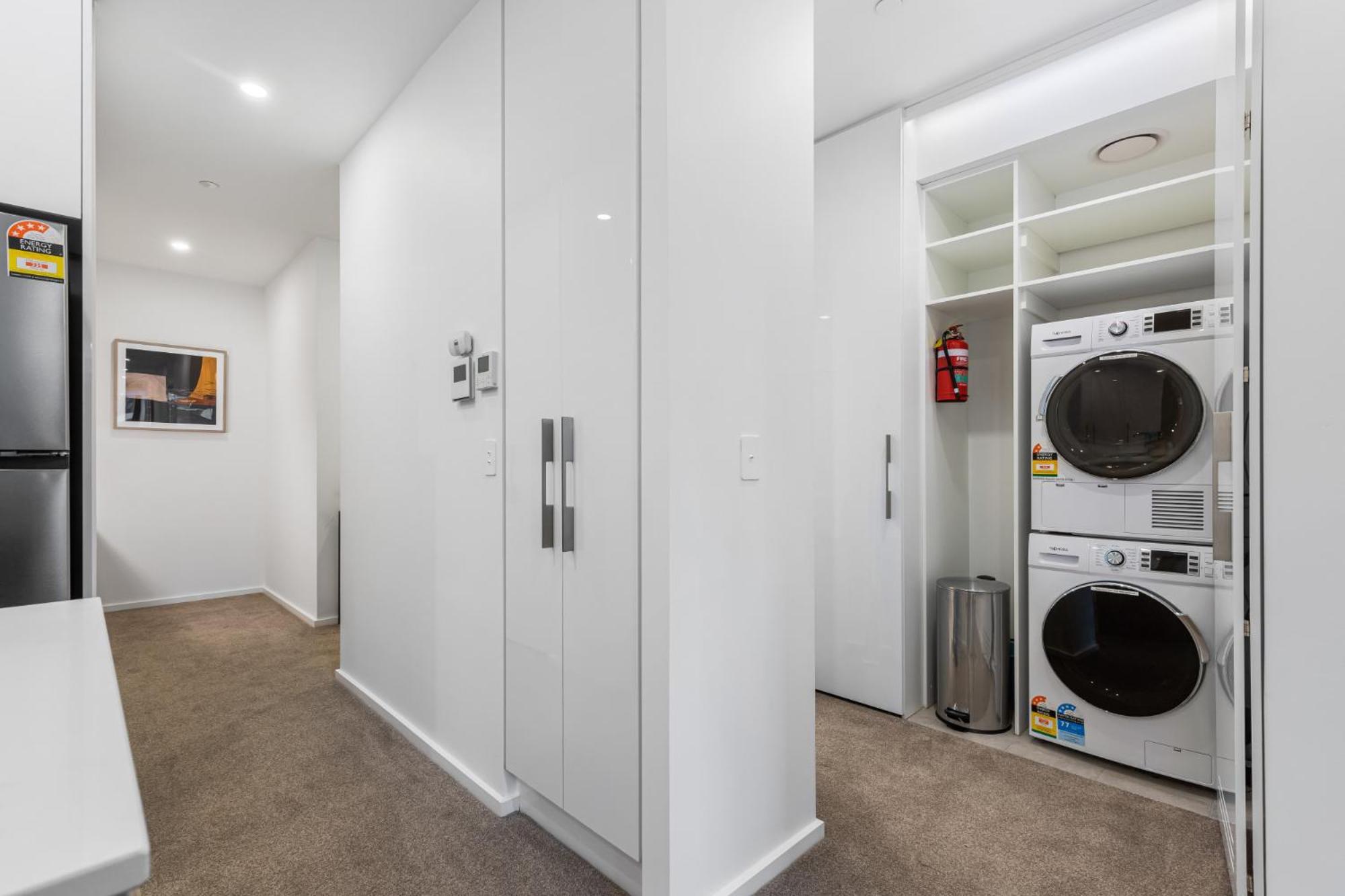 Remarkable 3-bed With Views & Swimming Pool Apartment Melbourne