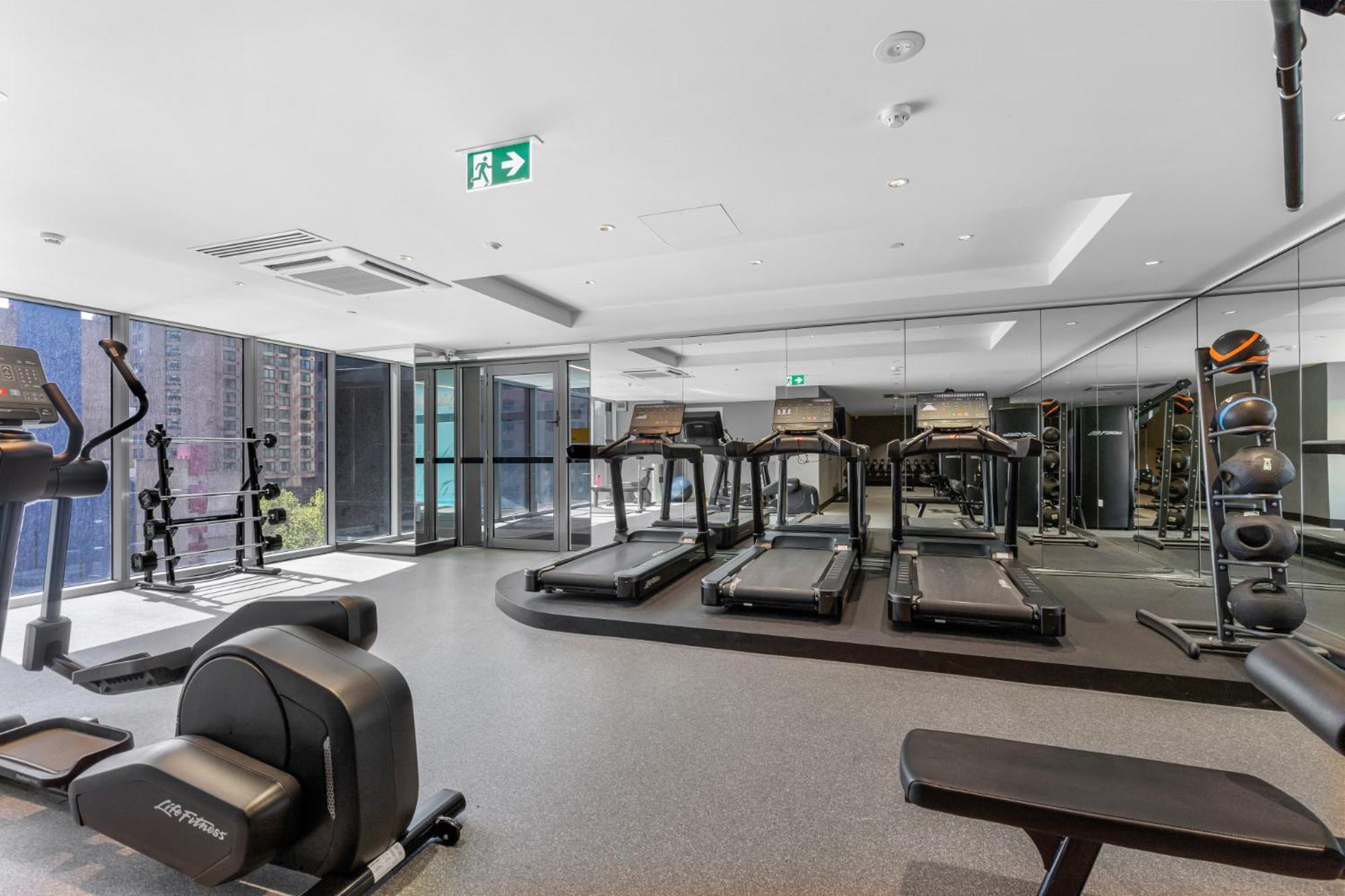 Remarkable 3-bed With Views & Swimming Pool * Melbourne