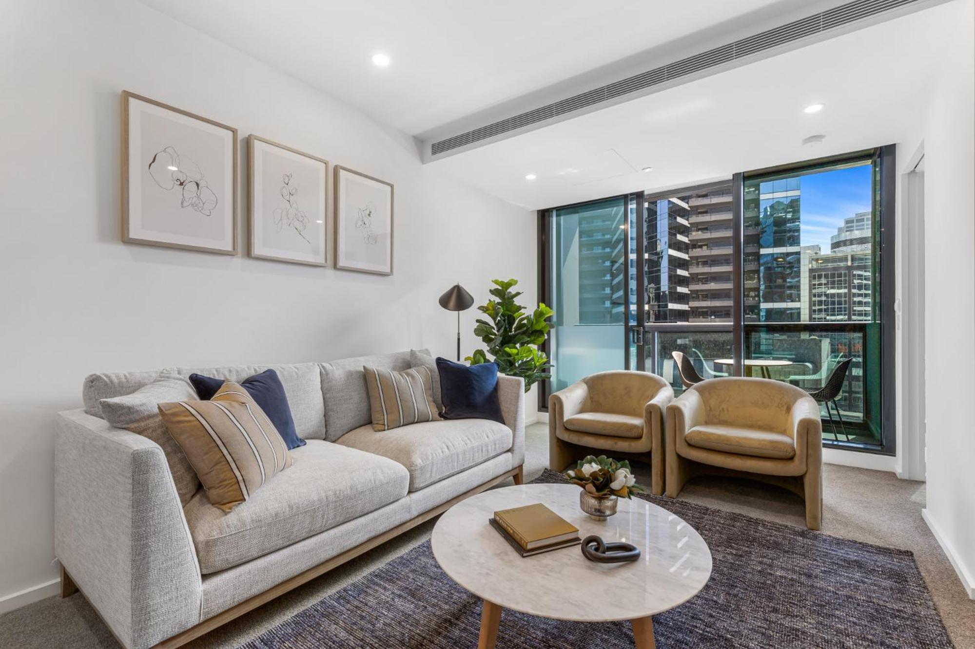 Remarkable 3-bed With Views & Swimming Pool Apartment *