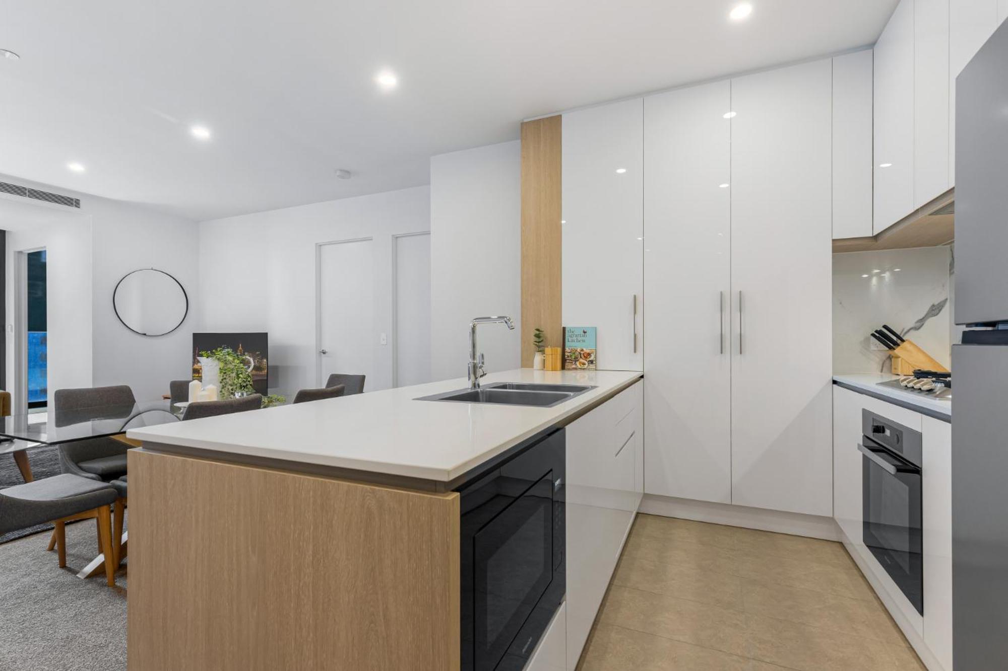 Apartment Remarkable 3-bed With Views & Swimming Pool *