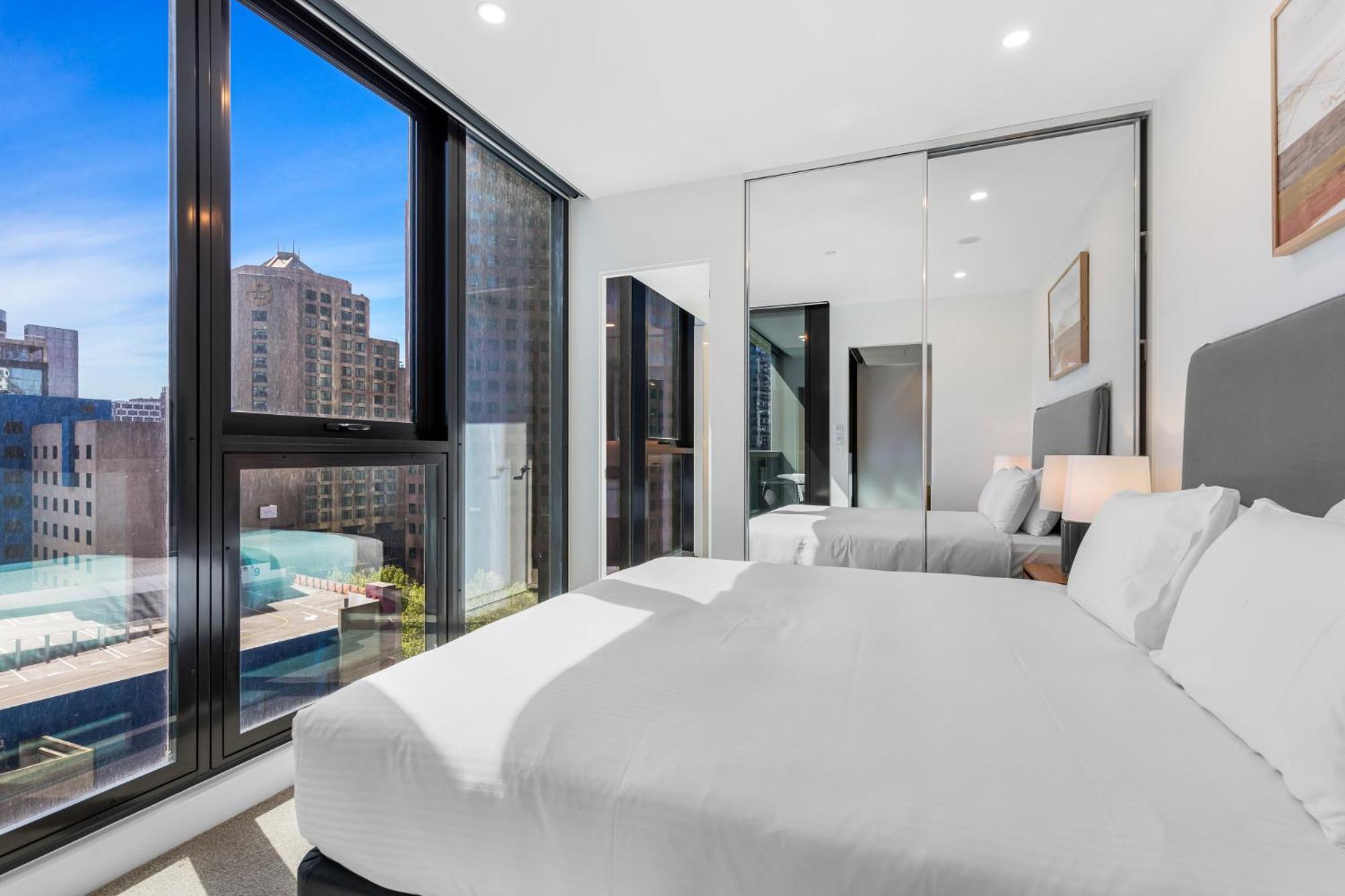 Remarkable 3-bed With Views & Swimming Pool Apartment Melbourne