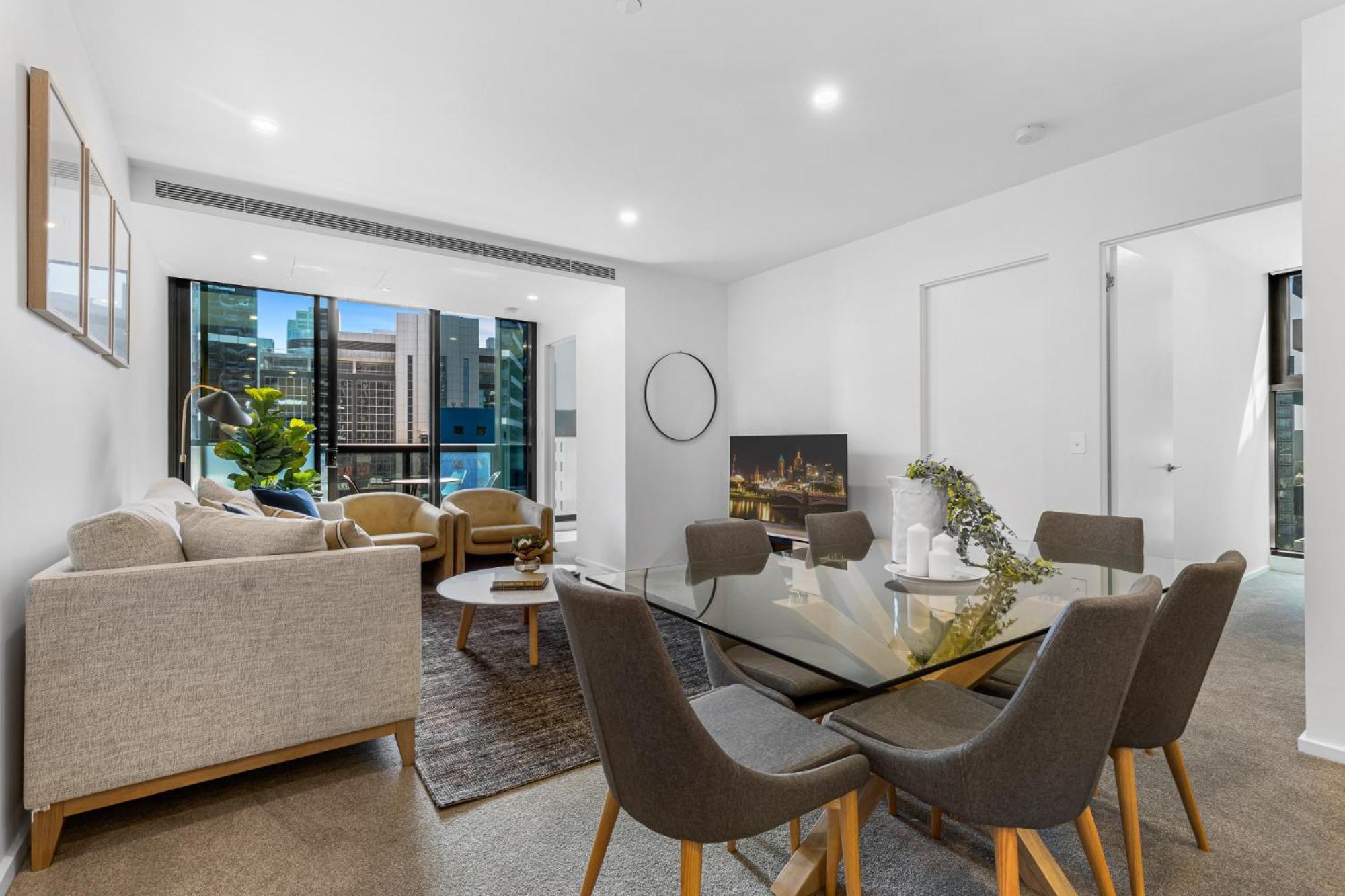 Remarkable 3-bed With Views & Swimming Pool Apartment *