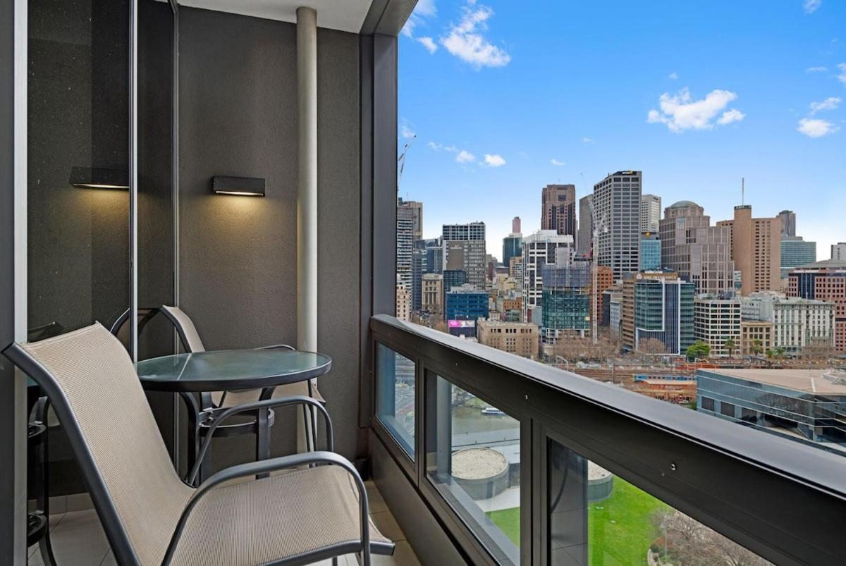 Freshwater 17th Flr Amazing River Views *