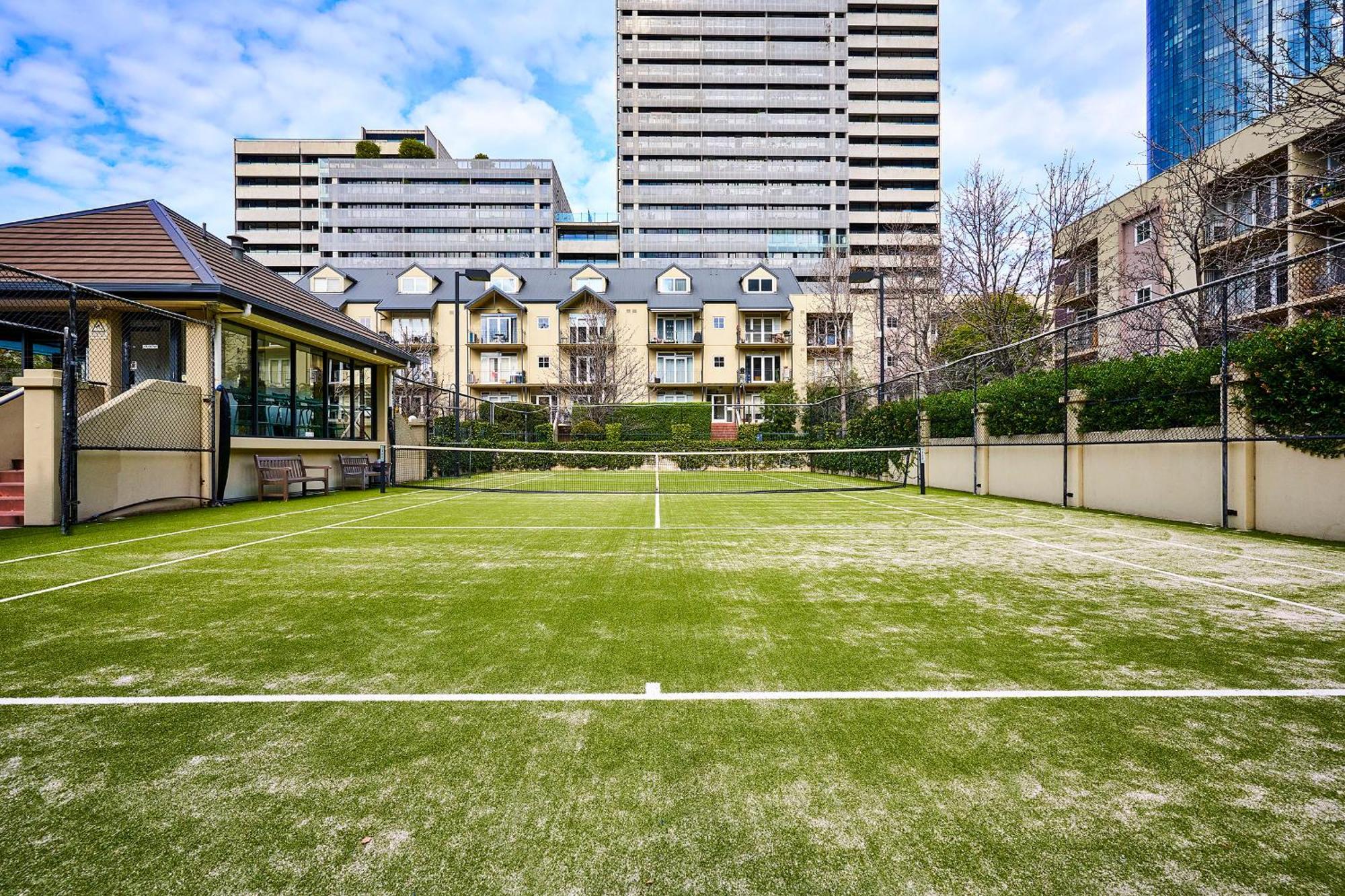 Unique With Pool View Tennis Court & Parking Melbourne