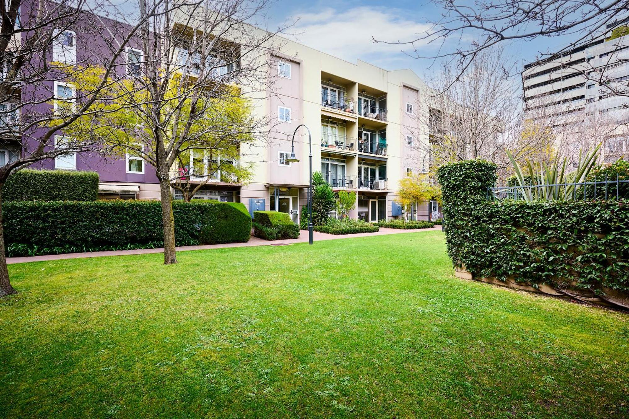 Apartment Unique With Pool View Tennis Court & Parking Melbourne