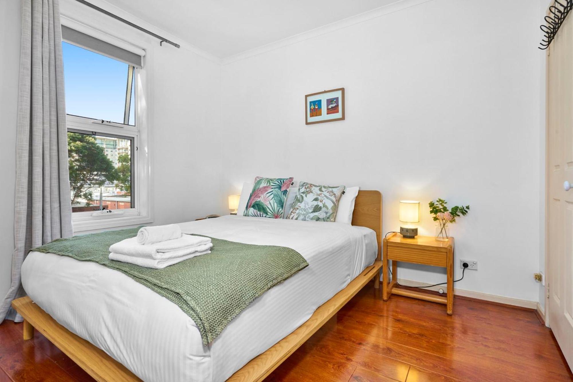 Unique With Pool View Tennis Court & Parking Melbourne