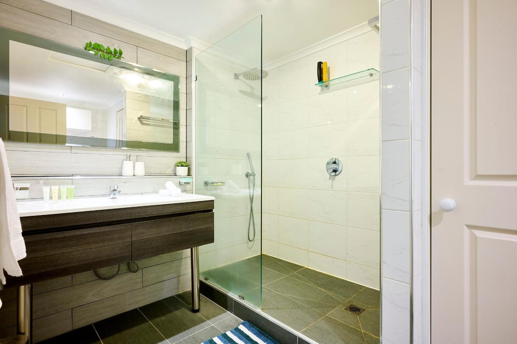 Apartment Unique With Pool View Tennis Court & Parking Melbourne