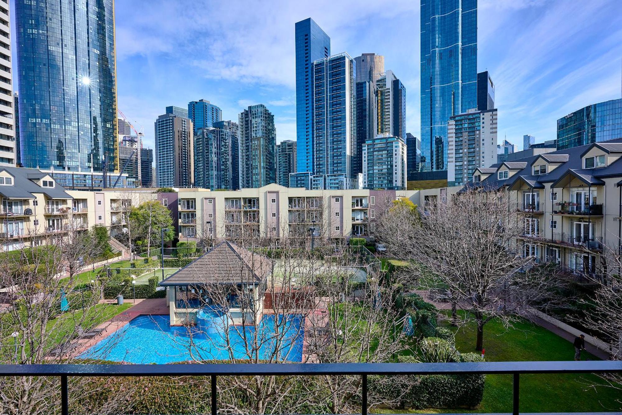 Unique With Pool View Tennis Court & Parking Apartment Melbourne