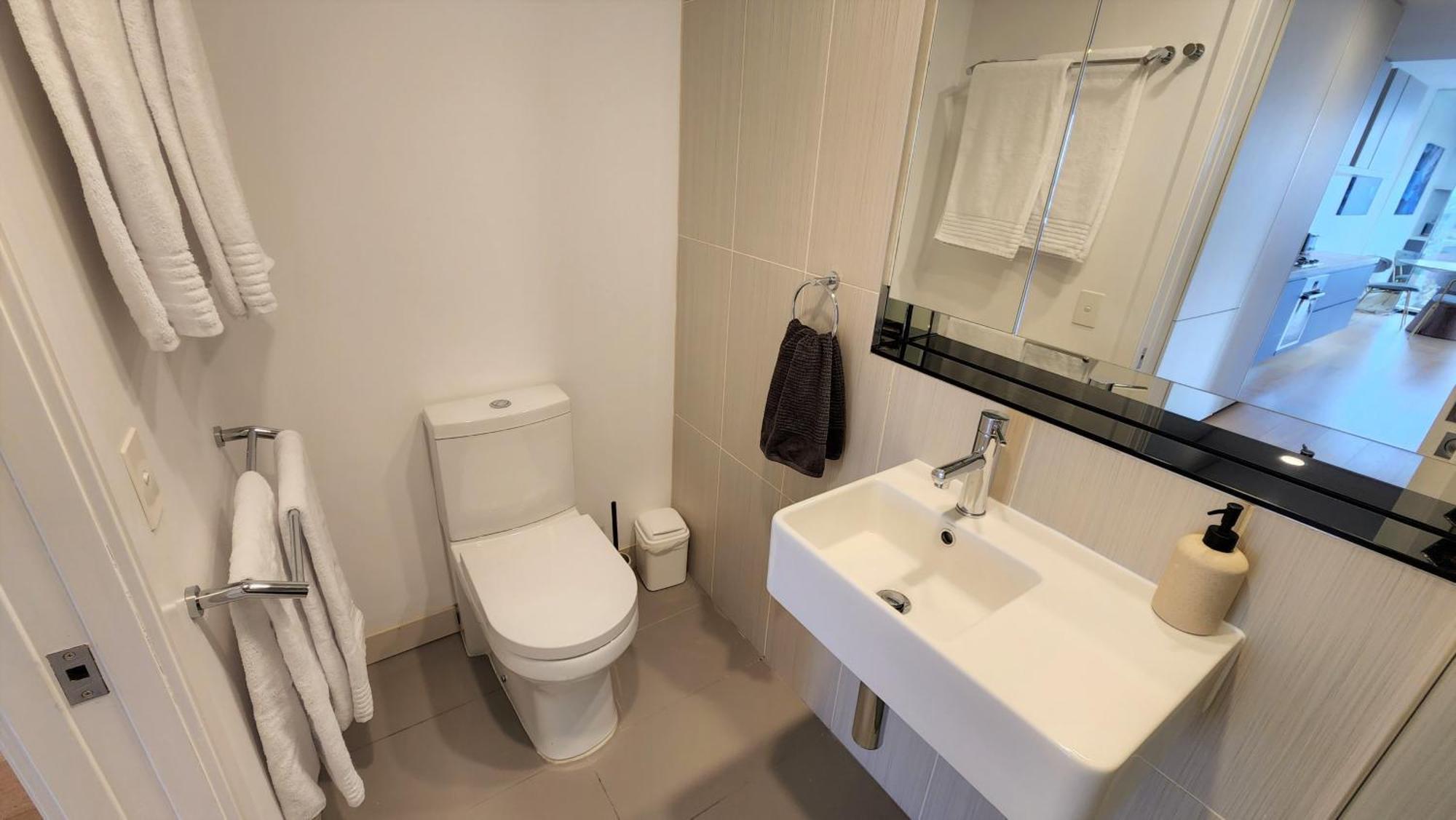 Sky-high South Yarra Luxury 2 Bed Sleeping Up To 4