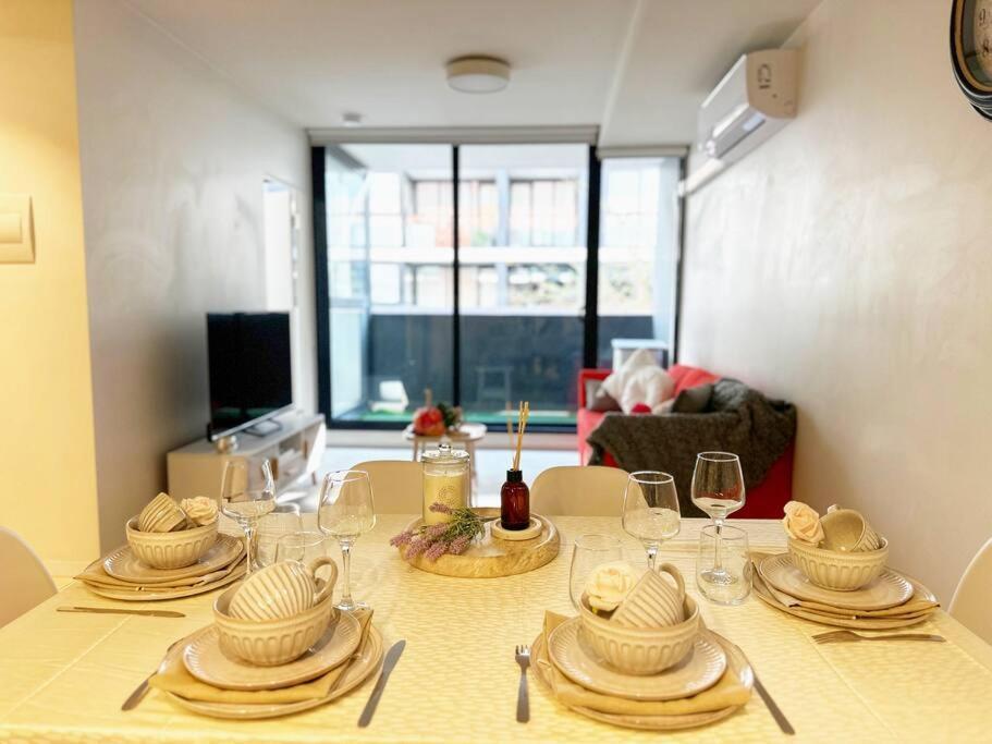 Fc104 -1 Bath 2 Bedroom Modern Oasis With, Pool & Gym * Melbourne