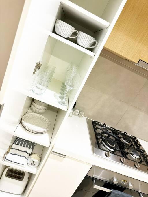 Fc104 -1 Bath 2 Bedroom Modern Oasis With, Pool & Gym *